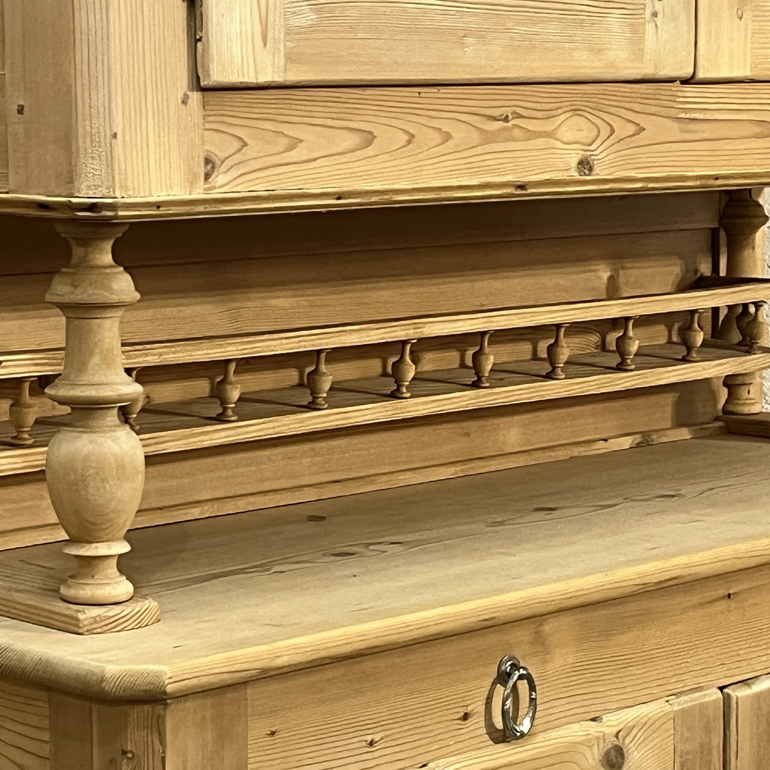 N3653H open middle shelf and spindled rack front detail