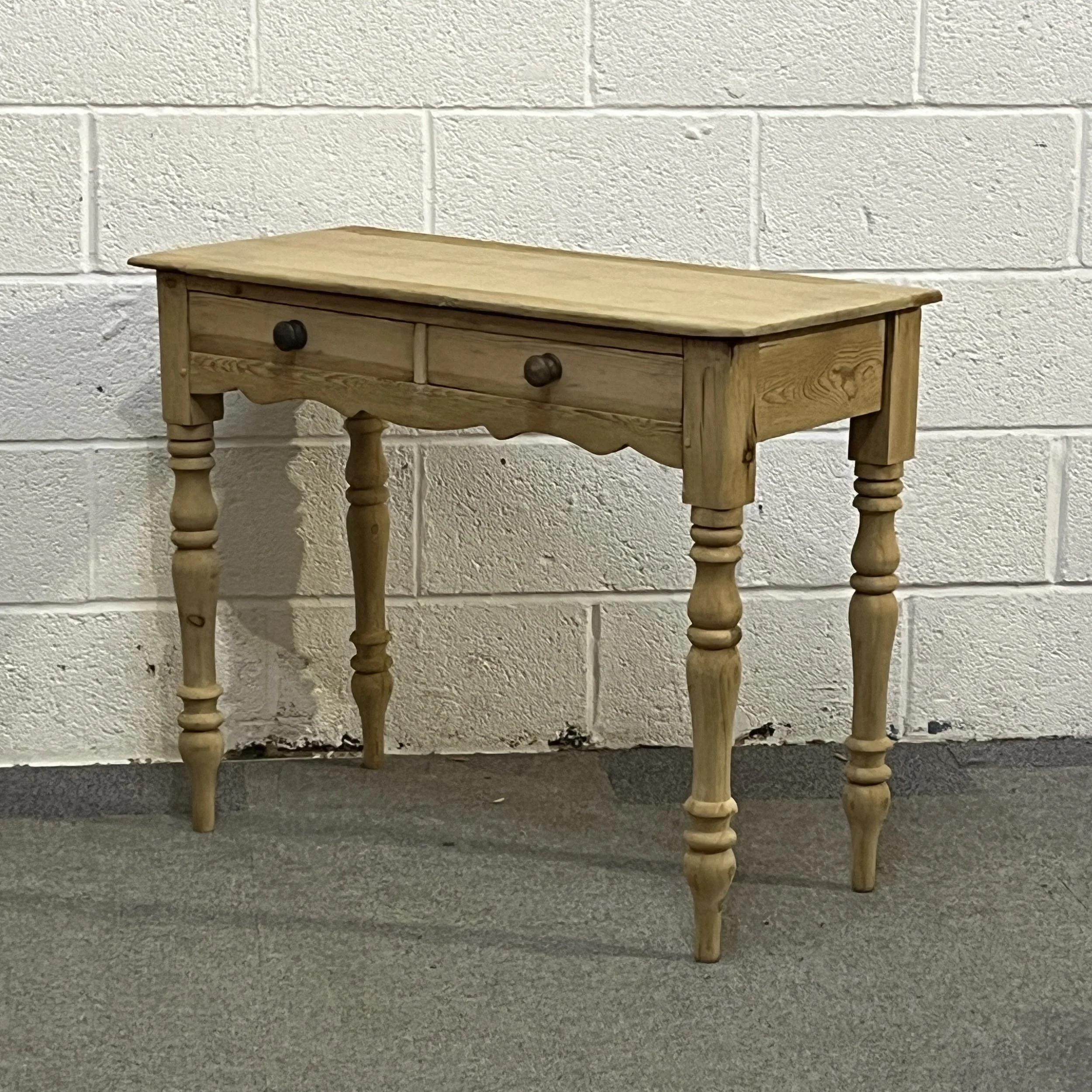 Right-side angle of Victorian pine dressing table M7506B