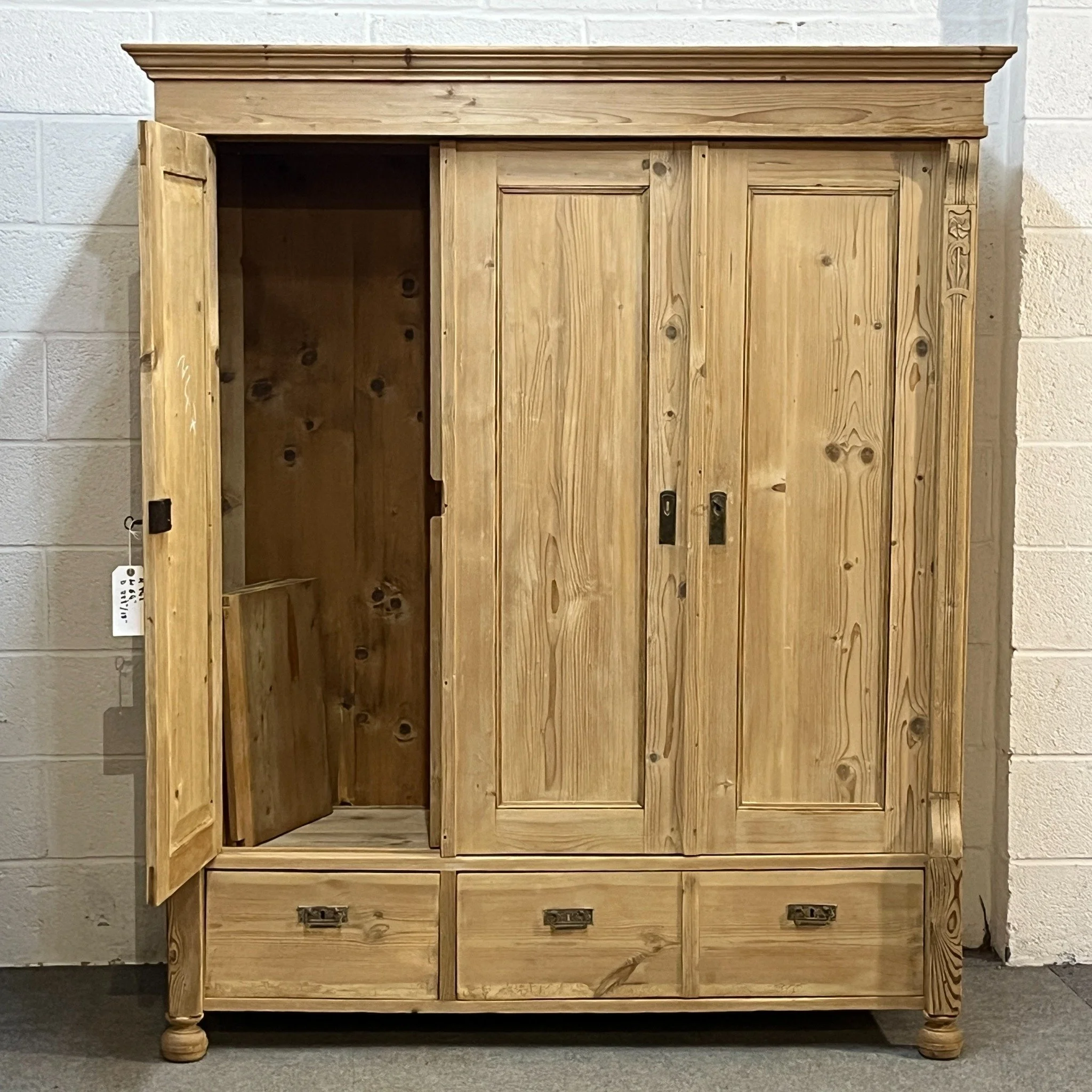 N4700F wardrobe with left door open showing separate shelving compartment