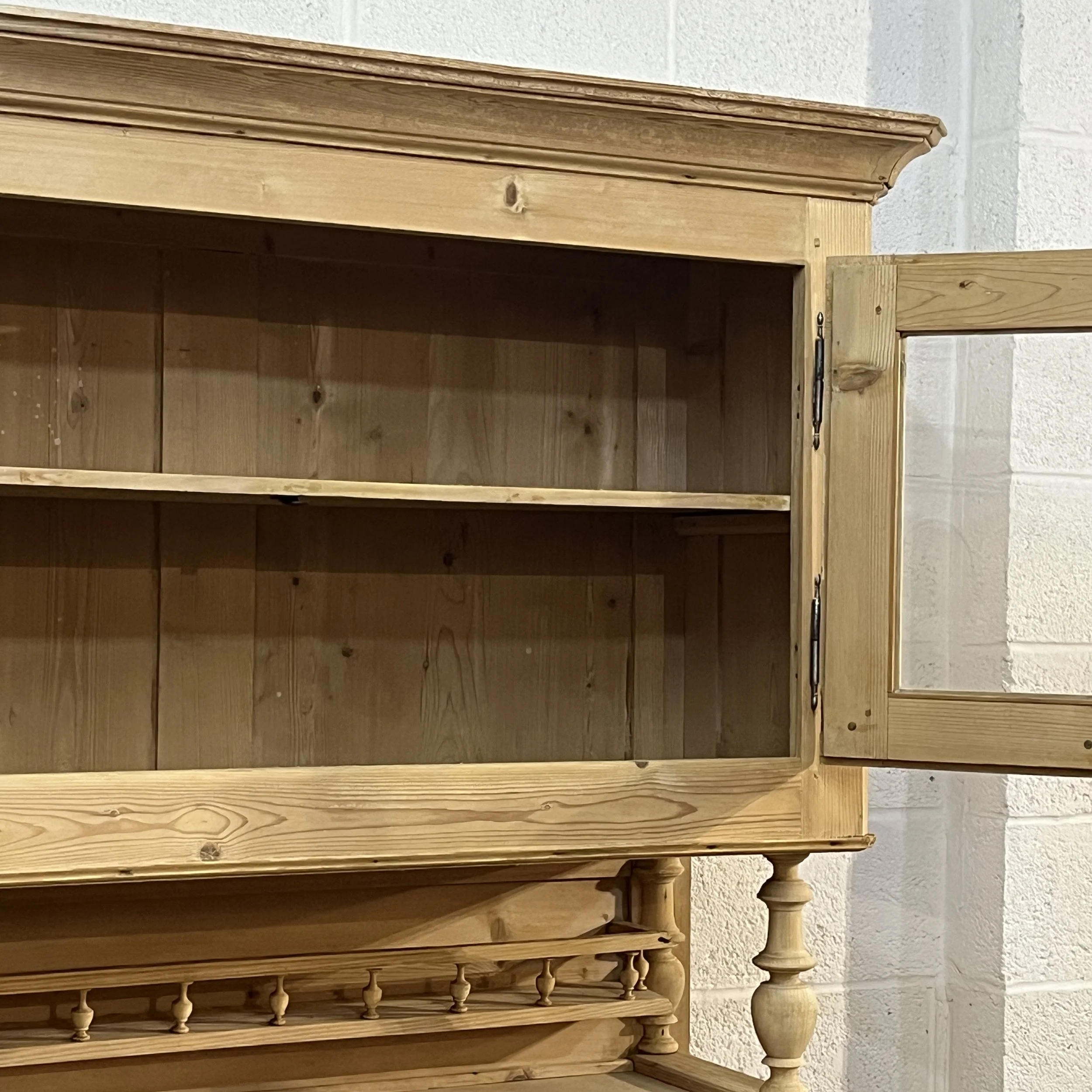 N3653H upper cupboard shelf and open glazed door detail