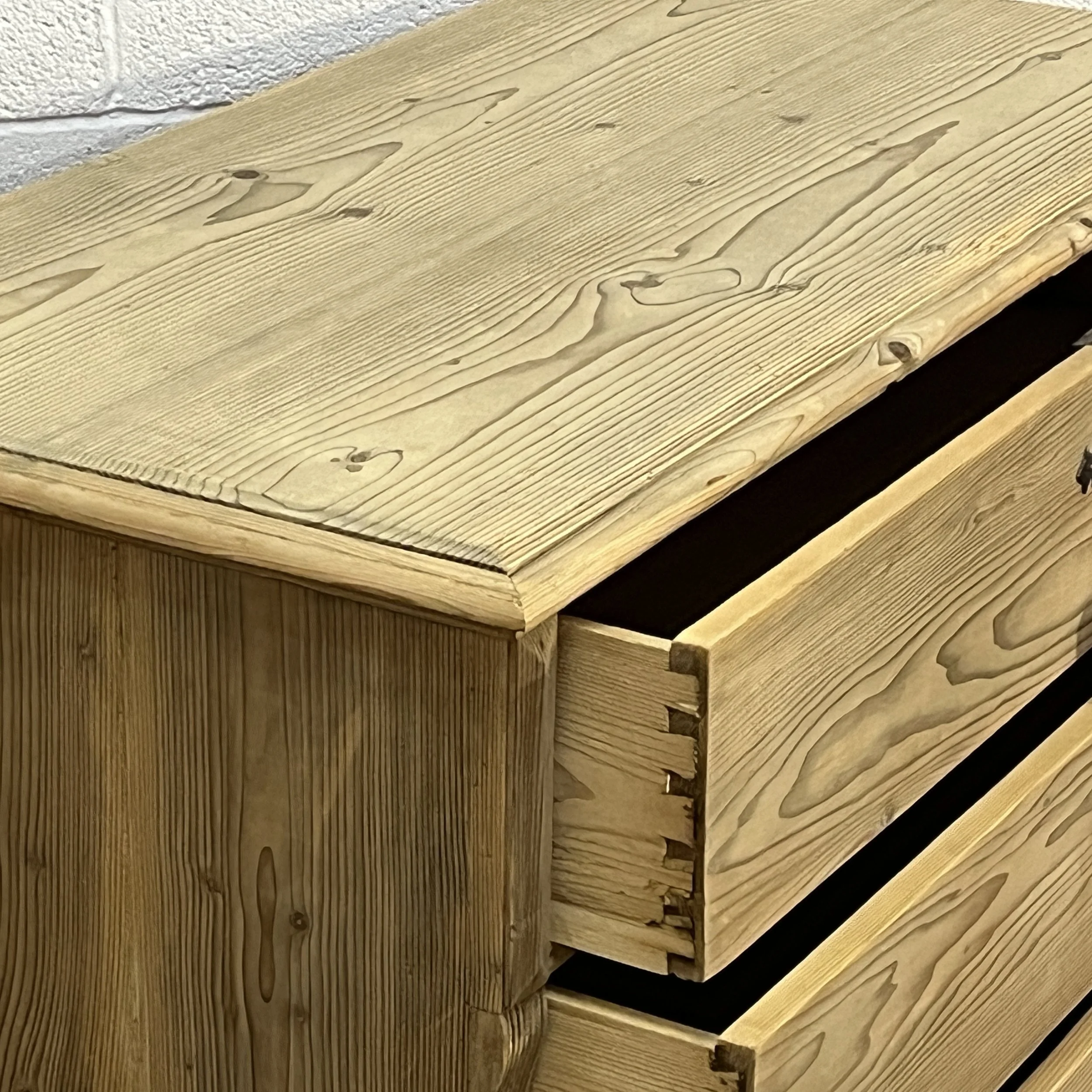 Pine top and dovetailed open drawer of antique chest N7308C