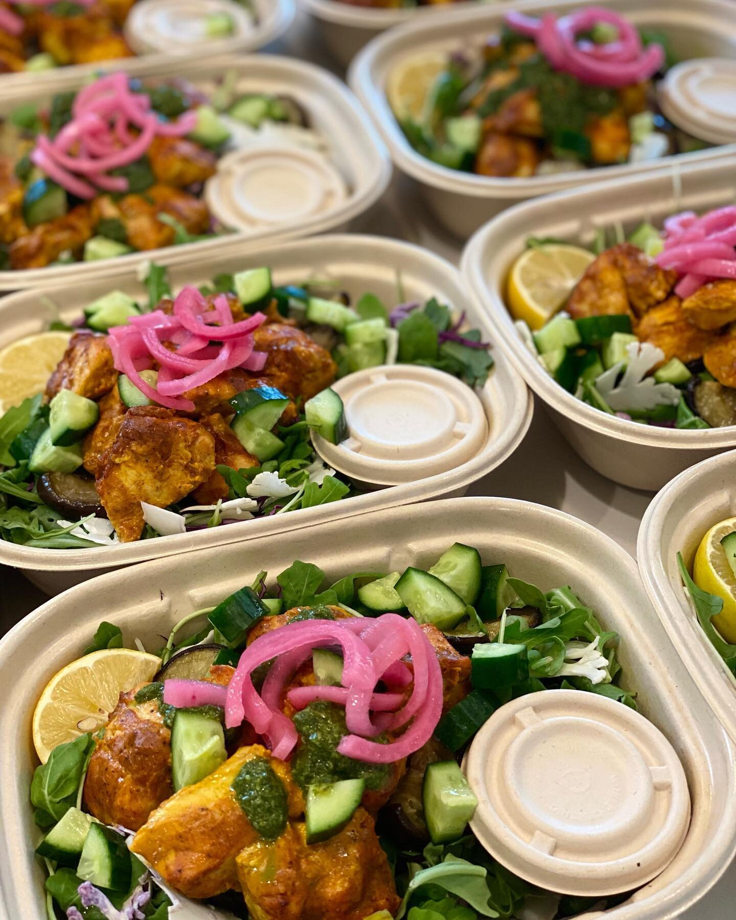 Tandoori chicken or tandoori tofu salad bowls with shaved cauliflower, red cabbage, quinoa, roasted eggplant, cucumber, pickled onions, cilantro chutney, and tahini lime dressing 👅