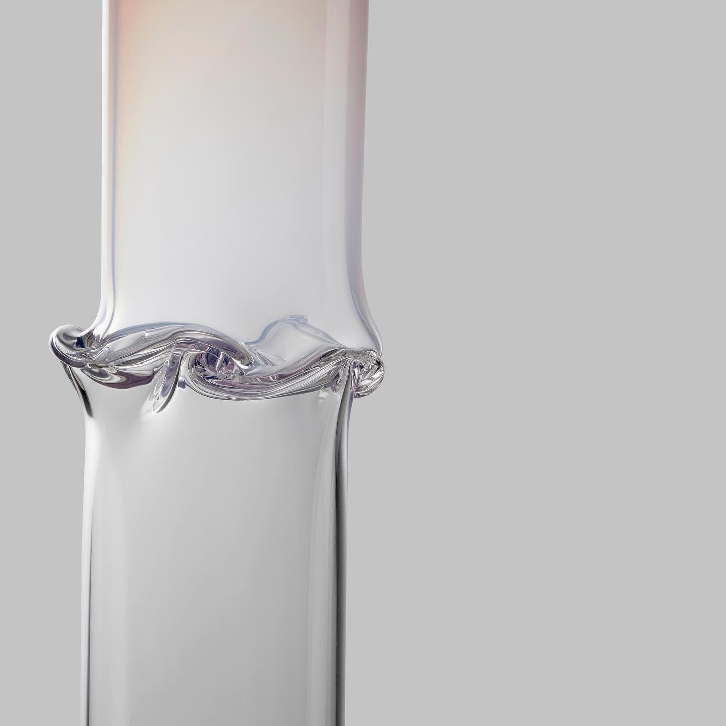 Torsion in Alt Rosa (detail) available at Gallery Ten, Edinburgh ✨

📍 @gallerytenart 
📷 @redforgestudios 
#blownglass #handmade #clear #glass #torsion #folds #twist #ripples #distortion #reflection #cylinder #vessel #texture #crumpled #gloss #smoot