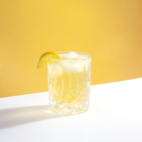 BOURBON LEMO 1 oz bourbon 1 oz Lemo Originale eau glace Dans un verre avec de la glace, mélanger le bourbon et Lemo. Remplir avec de l'eau et remuer. Garnir avec du citron.