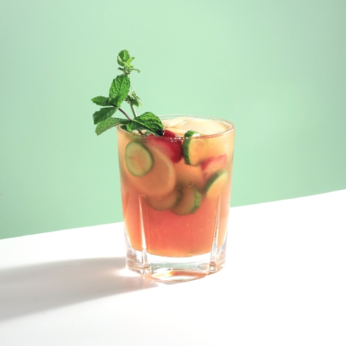 PIMM'S CUP 2 oz Pimm’s No.1 1 tasse d’eau pétillante 1 oz Lemo Surette tranches de citrons tranches d’oranges tranches de cocombres tranches de fraises brin de menthe boucoup de glace Embrouiller doucement quelques tranches de concombres et de citrons dans un verre. Ajouter le Pimm’s, Lemo et eau pétillante. Étaler la boisson avec des concombres, citrons, oranges, citrons verts, fraises et/ou de la menthe. Ajouter de la glace et remuer.