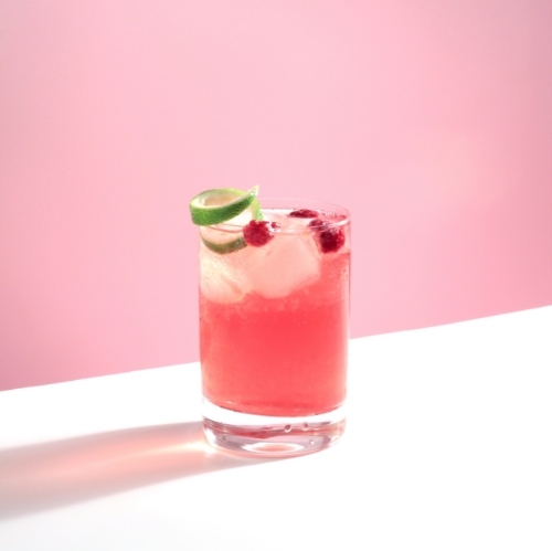 MONTY 1 oz gin 1 oz Campari 3/4 oz Lemo Surette Dans un verre avec de la glace, mélanger le gin, Campari et Lemo. Ajouter de l’eau pétillante et remuer. Garnir avec un citron vert.