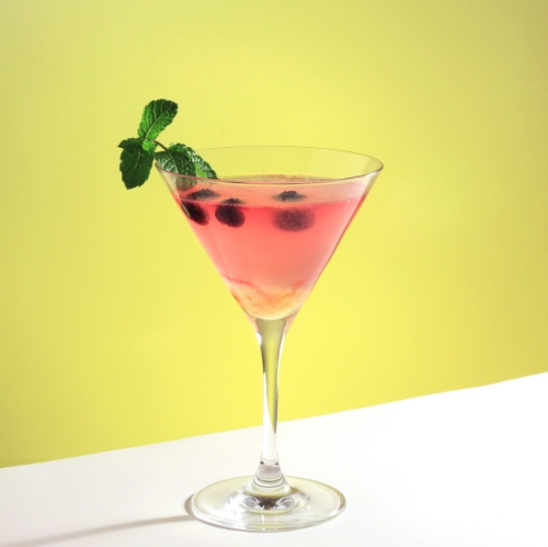 LA JEANNE MANCE 1 oz gin 1 oz Cointreau 2 oz Lemo Surette 4 tasses d’eau infusée avec concombres, citrons et feuilles de menthe franboises ou bleuets congelés glace Quelques heures à l'avance, mettre des tranches de concombres et citrons avec des feuilles de menthe dans l'eau et réfrigérer. Lorsque vous êtes prêts - combiner le gin, Cointreau et Lemo dans un shaker avec de la glace. Remplir le shaker avec l'eau préparée. Secouer et verser dans un verre.