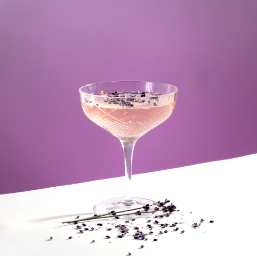 LEMO LAVANDE 1.5 oz gin 2 tasses sucre 6 tiges de lavande fraîche avec fleurs limonade originale préparée Eau pétillante glace Pour faire du sirop de lavande simple, placer 2 tasses de sucre, 6 tiges de lavande, et ½ tasses d'eau sur la cuisinière. Chauffer jusqu'à ce que tout le sucre soit dissous. Filter le sirop et laisser refroidir complètement. Dans un grand pichet, préparer la limonade LEMO suivant un rapport de 1/7 et ajoutez 1 tasse de sirop de lavande simple. Remplissez le pichet avec de la glace et de l'eau pétillante. Remuer. Dans un verre, placez 1½ oz de gin et de remplir avec la limonade de lavende.