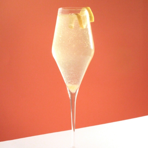 FLUTE FESTIVE 1 oz vodka ¾ oz Lemo Originale Prosecco zeste de citron Mélanger le vodka , Lemo et Prosecco dans une flûte de champagne. Garnir avec un zeste de citron.