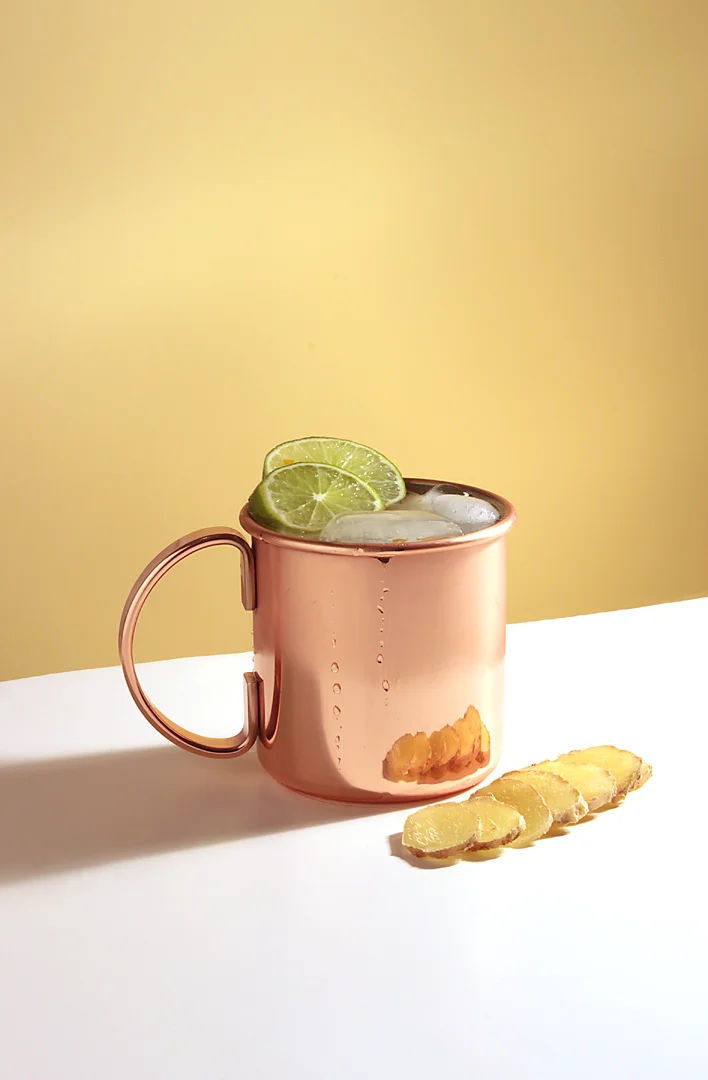 MUULI 2 oz vodka 1/2 oz jus de citron vert 1 oz Lemo Épicée 3 oz eau pétillante gingembre râpé citron vert Remplissez un verre (ou une tasse de cuivre) avec de la glace pilée. Ajouter vodka, jus de lime, Lemo, eau pétillante, gingembre et remuer. Ajouter encore plus de la glace pilée et garnir avec une roue de citron vert.