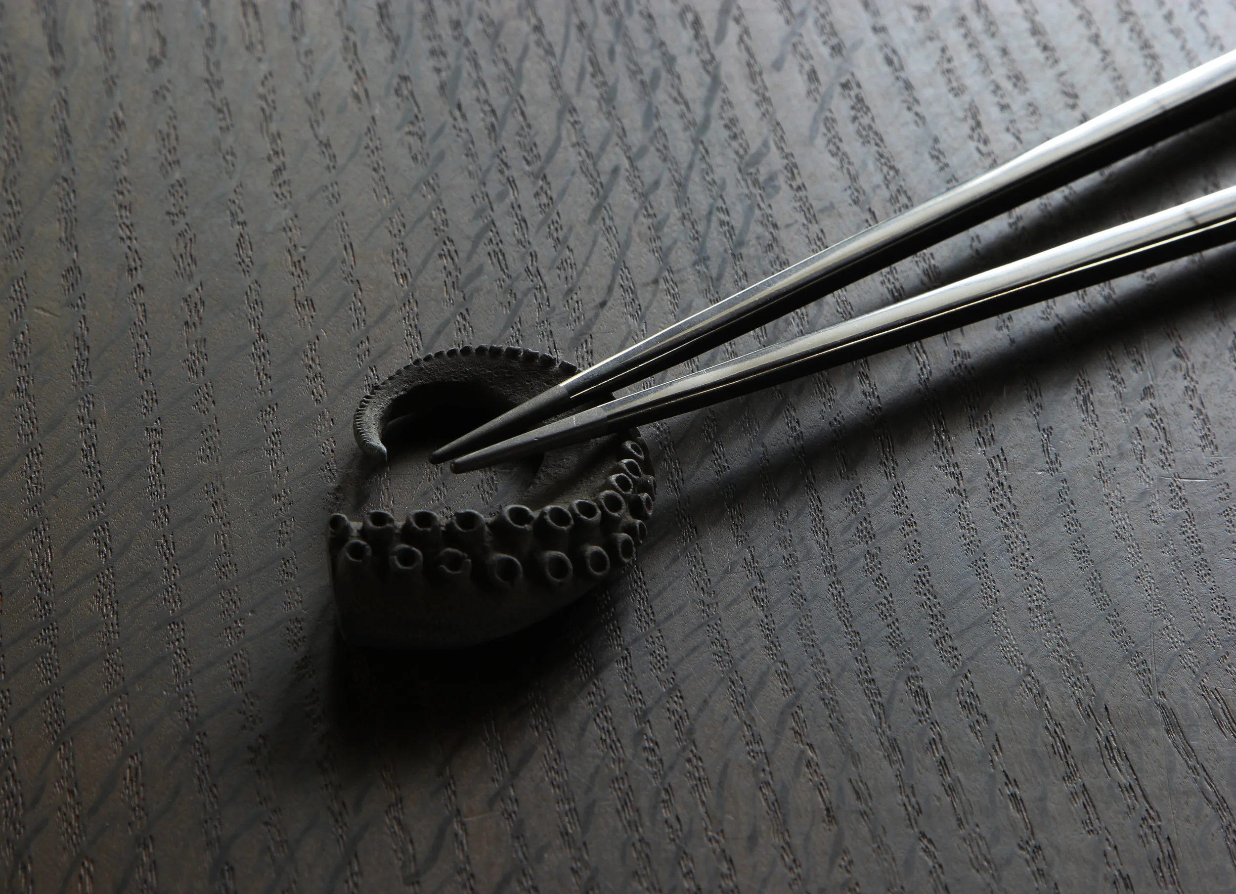Octopus Rest_ALUM_anthracite PVD sticks 1.jpg
