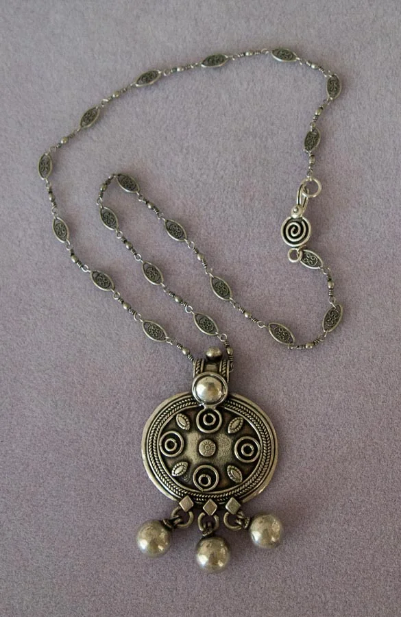 MJS284 Silver Circle Pendant Necklace (1 of 1).jpg
