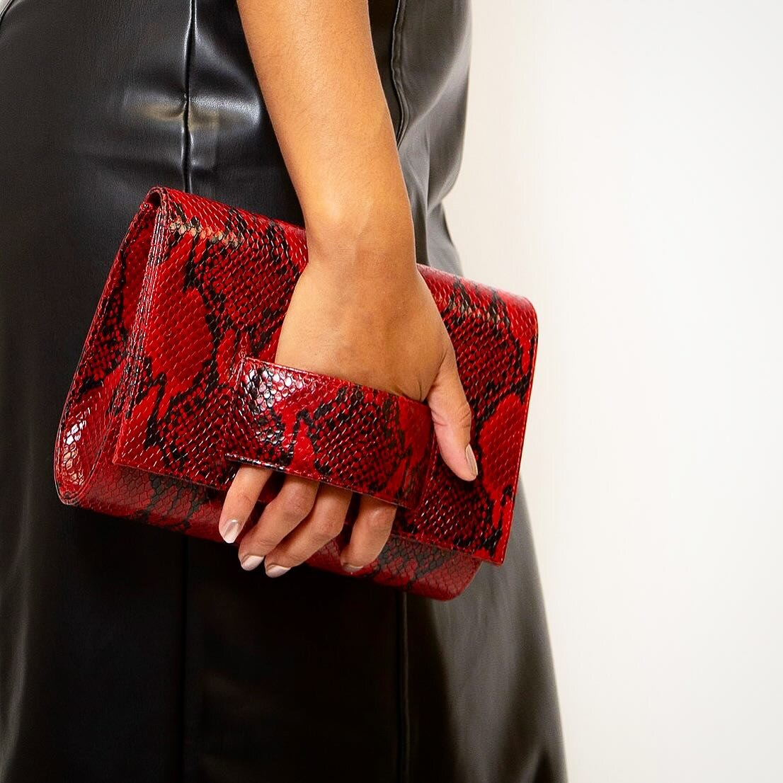 A bag to transform your entire look &hellip; KD red snake print #statementbag #psherrodbags #leatherlifestyle #leatherhandbag #redsnake #redsnakeprint #redsnakebag #handbagdesigner #holidaystyle