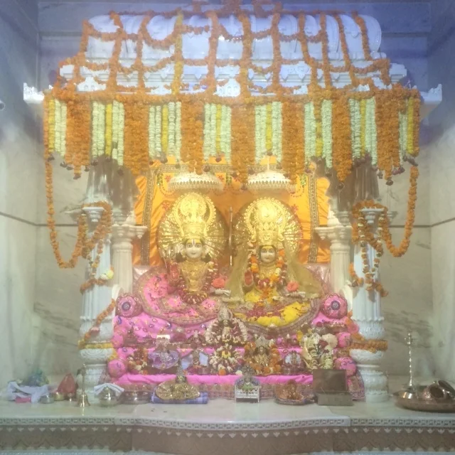 This is more the norm. At the Sita Ram shrine in Rishikesh
