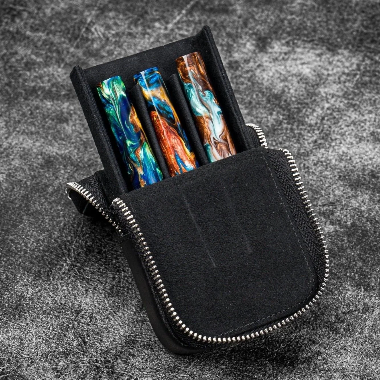 Galen Leather Magnum Opus 3-Pen Magnetic Stand