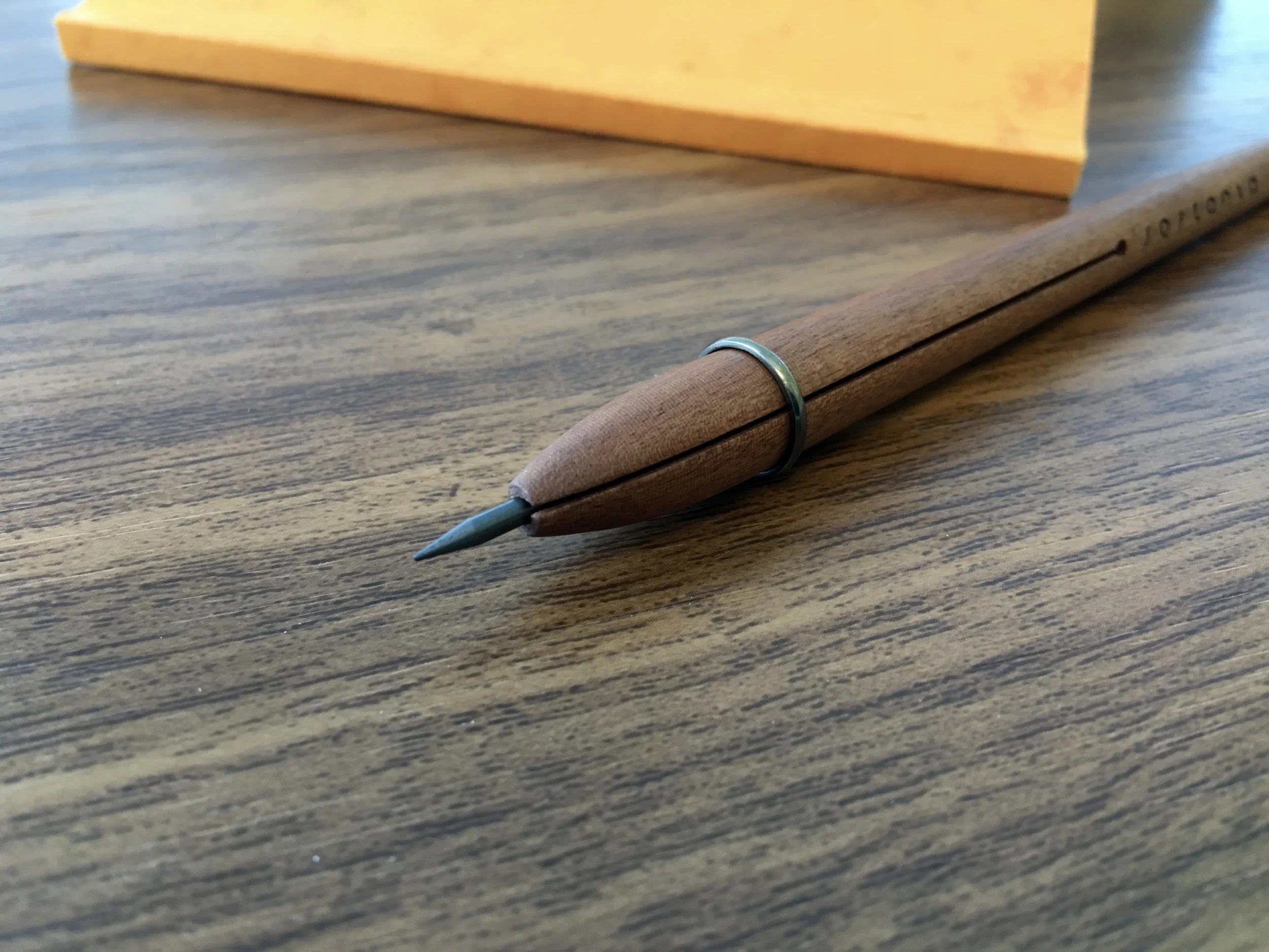 The clutch mechanism on the Sostanza is simple: a split piece of wood held closed by a silver ring.