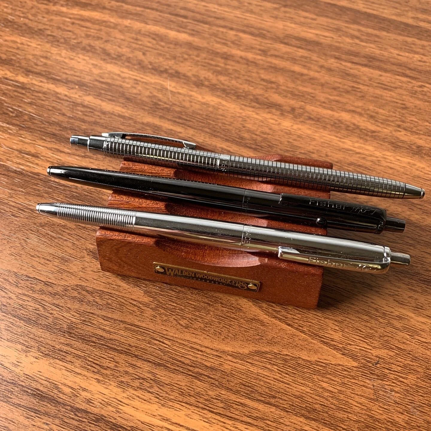 筆記具 Walden Woodworkers The Pen Block Galen Leather Co. Wood Pen Holder Review — The Pen Addict