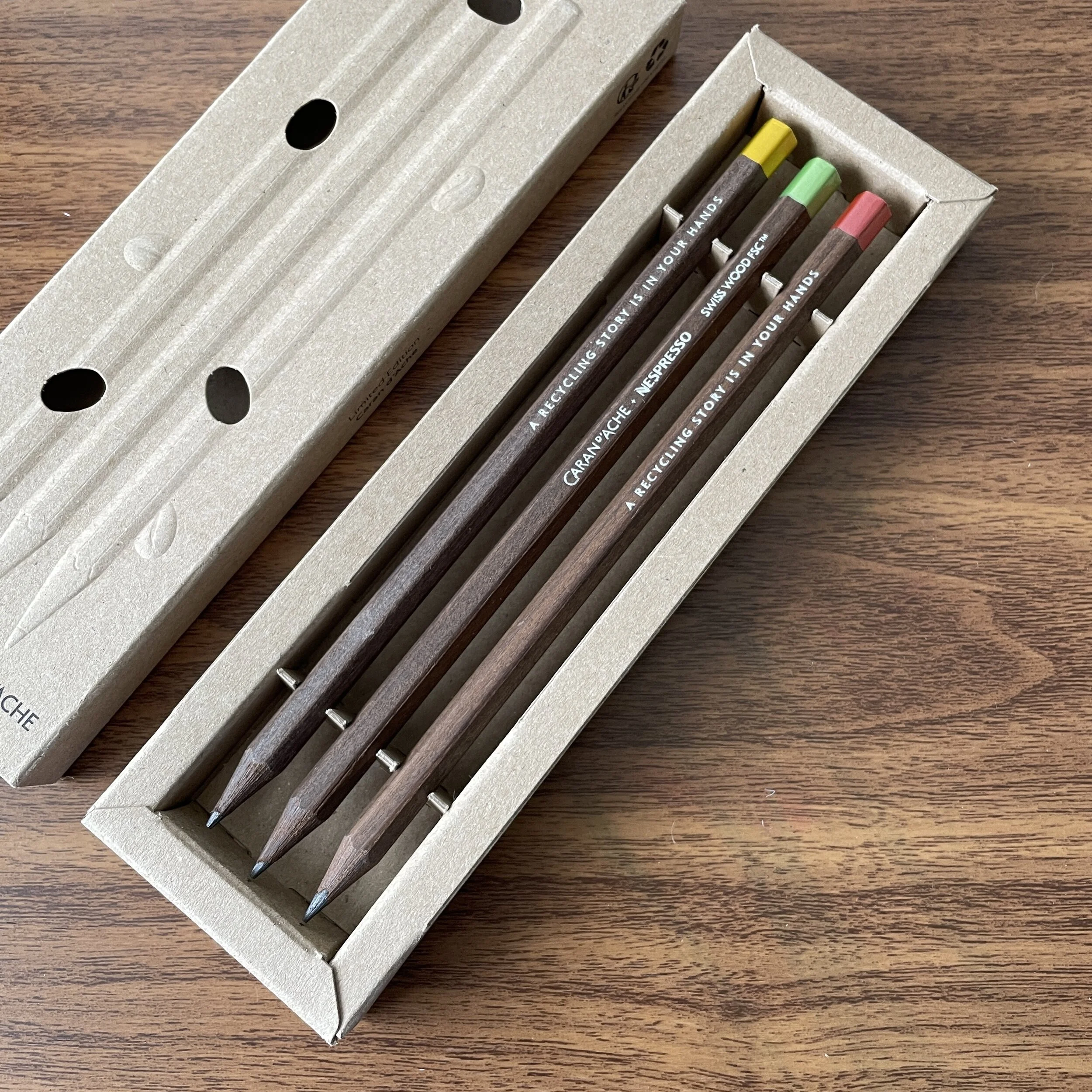 Caran D'Ache X Nespresso – Set Di 3 Matite In Grafite Swiss Wood Con Capsule, Realizzate Con Il 25% Di Fondi Di Caffè Riciclati