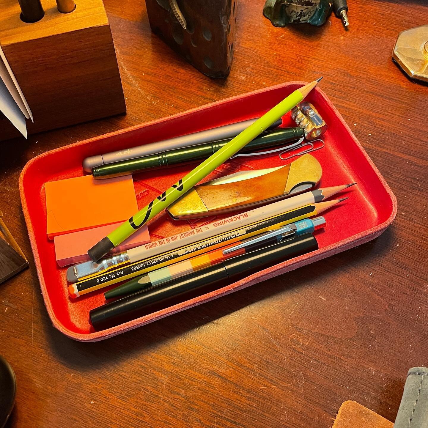 New additions to the stationery rotation from the @cwpencilenterprise final sale 😢. Leather valet by @billykirk_usa and one of the 100 2B camel 🐪 pencils I purchased!  I&rsquo;m really going to miss that shop. 

#pencils #deskaccessories #penaddict