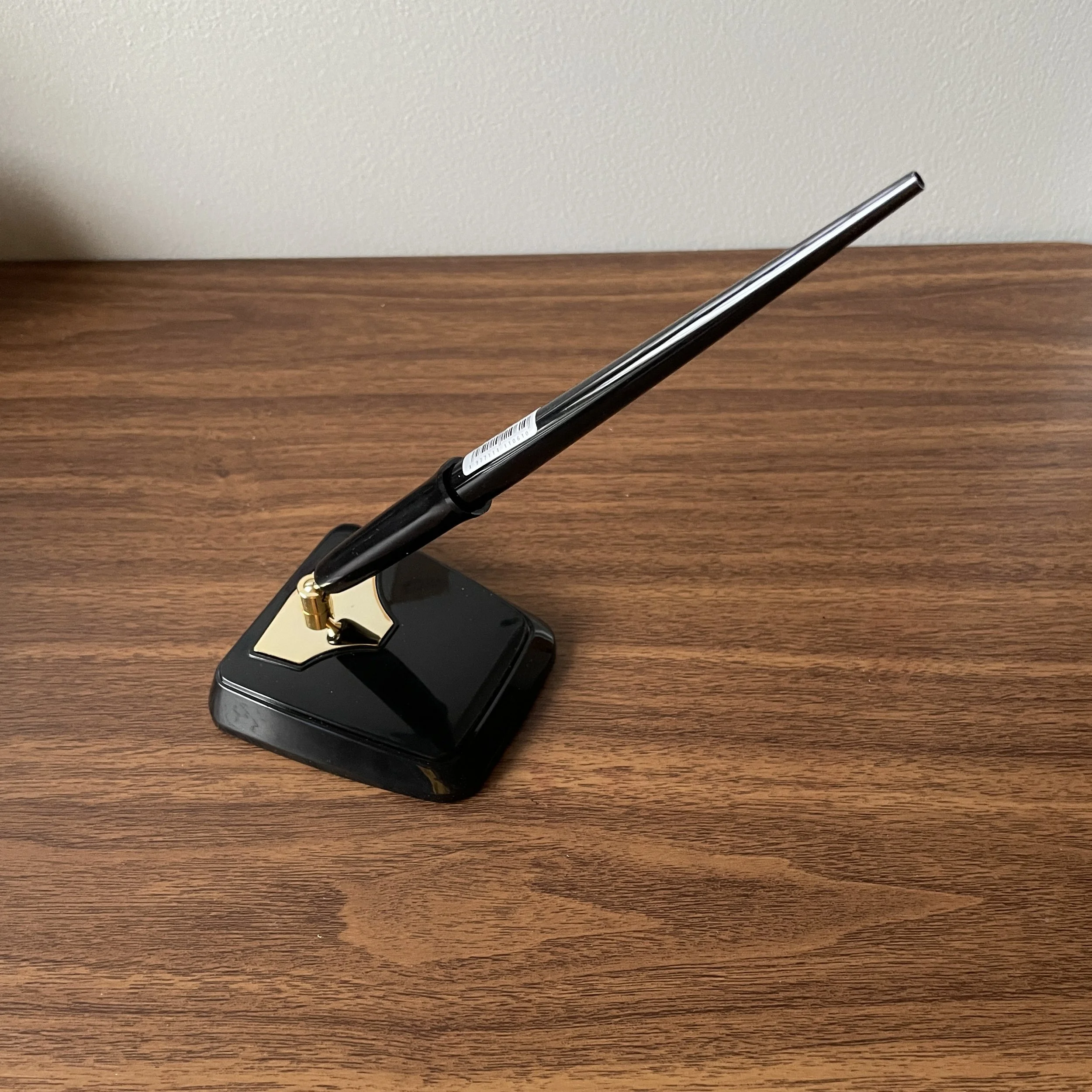 Platinum Carbon Desk Pen + Base