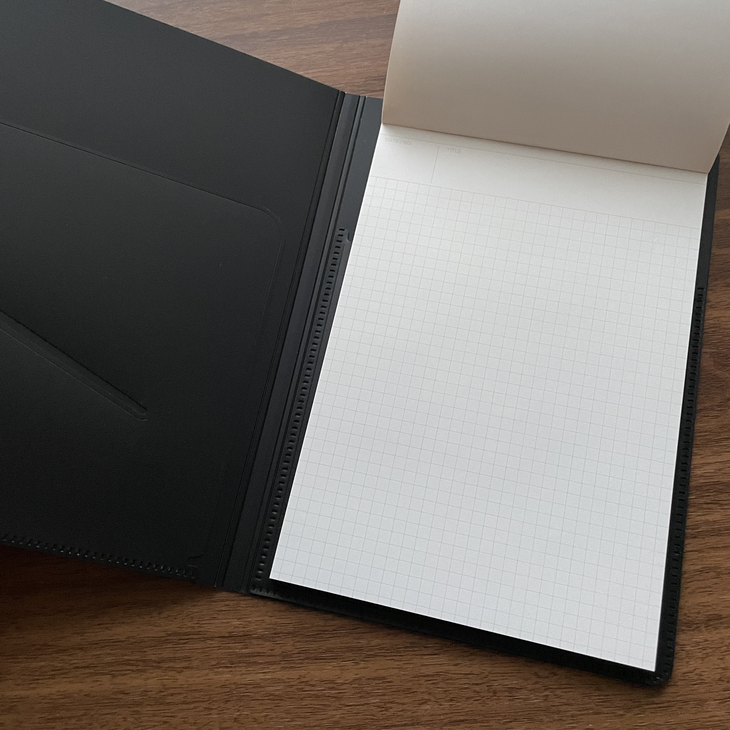 Maruman Mnemosyne A5 Pad Holder (Grid)