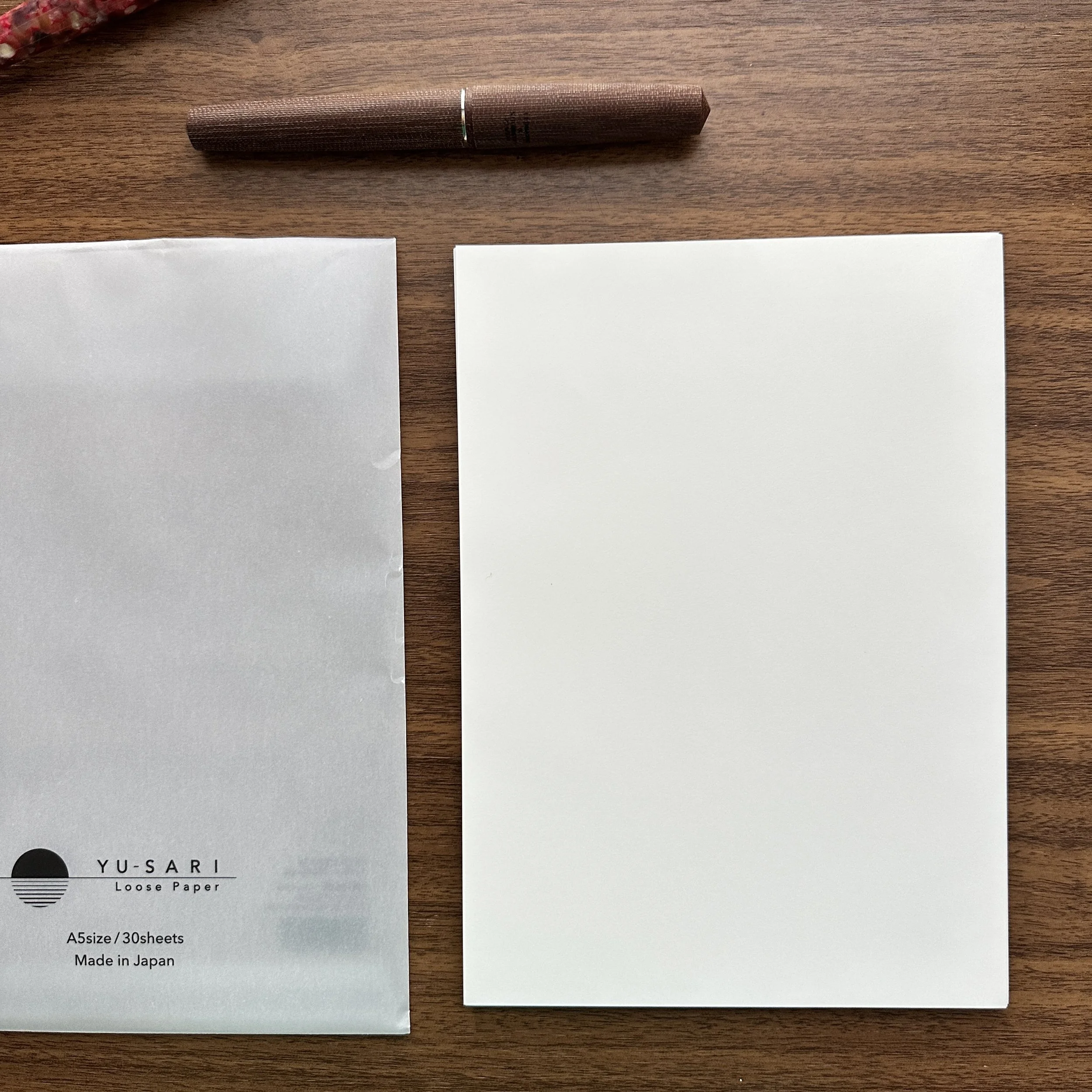 Yu-Sari Blank Sheets Desk