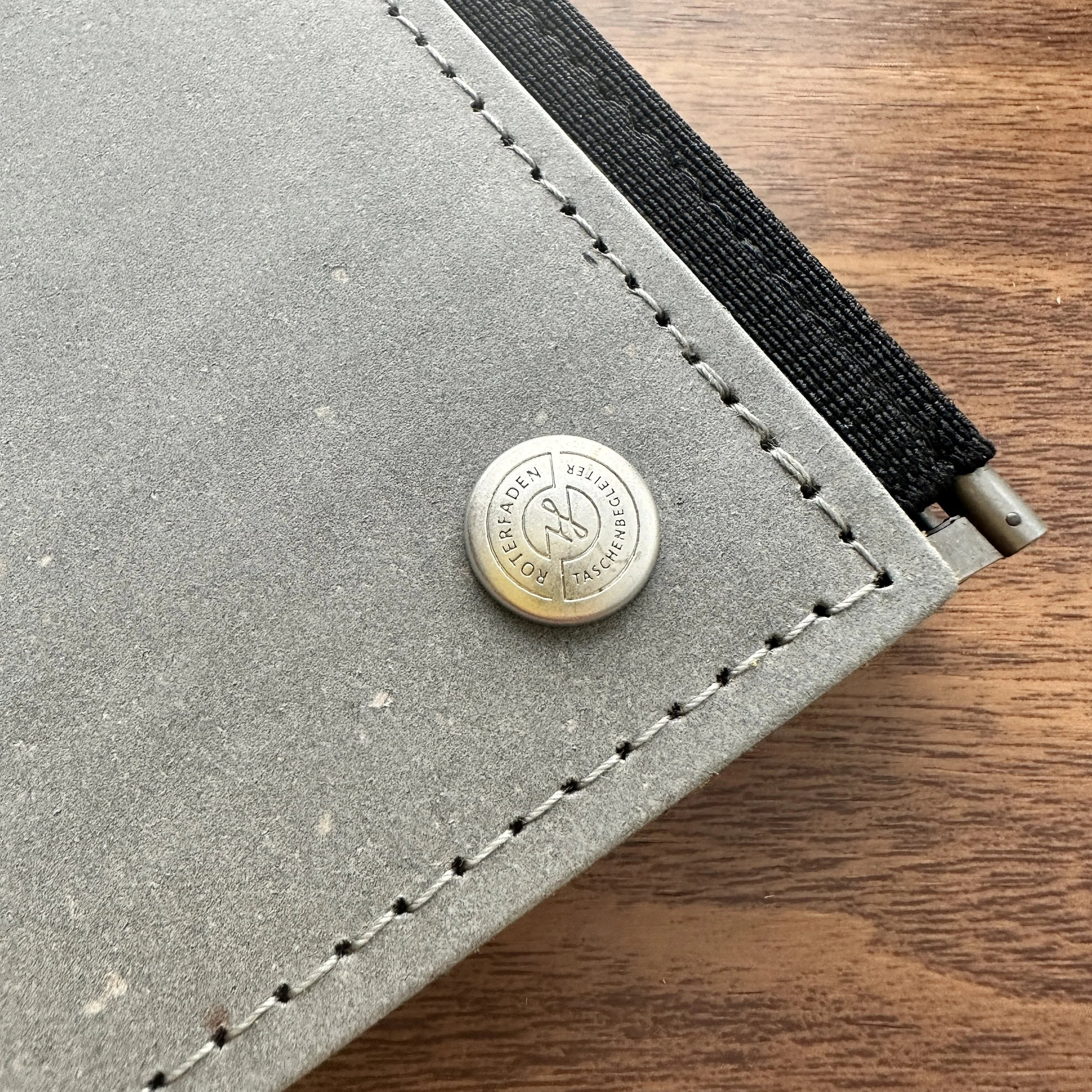 Roterfaden Taschenbegleiter Grey Recycled Leather medallion