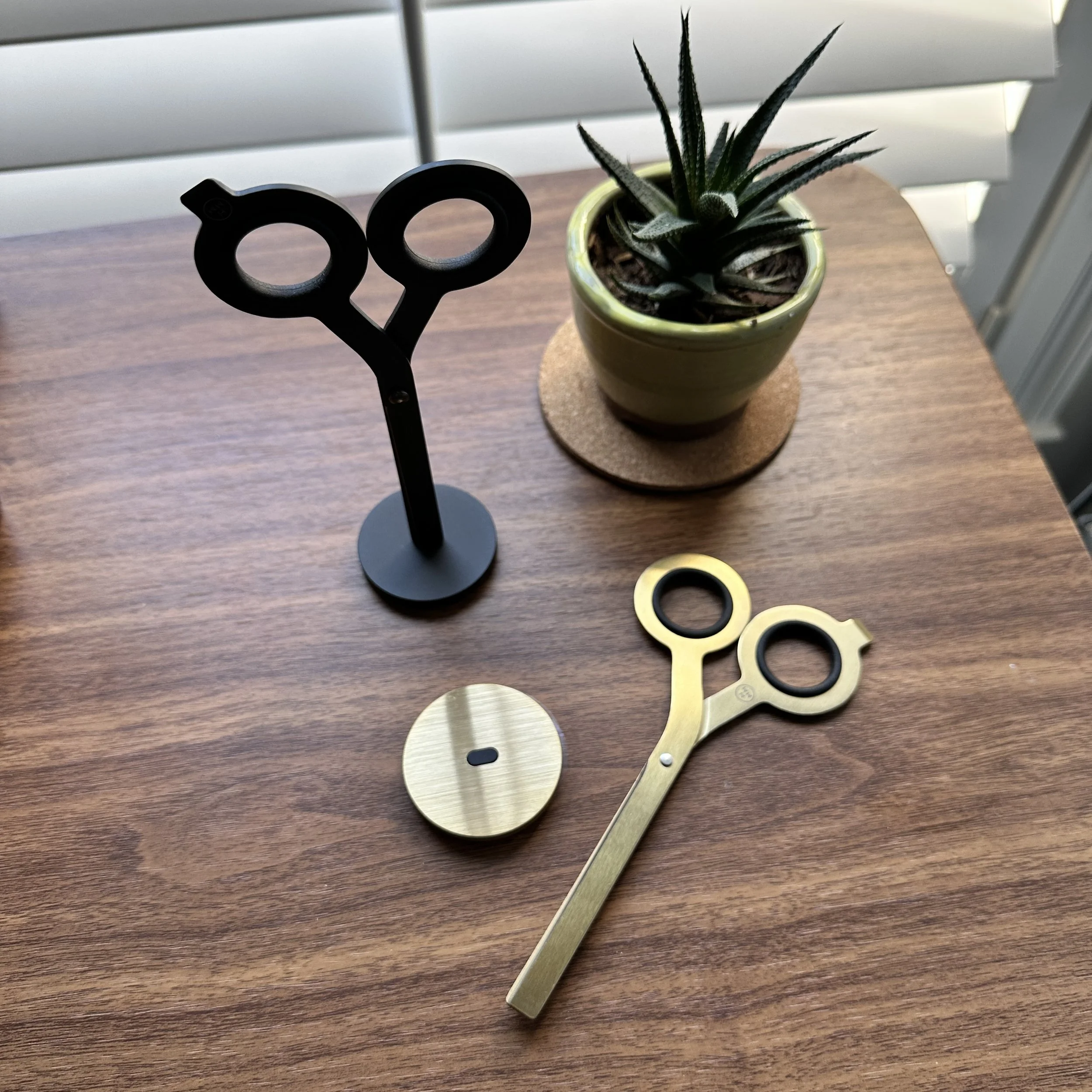 HMM Gold Scissors With Base | Gorgeous Craft Notions | Tribe Yarns - View #10
