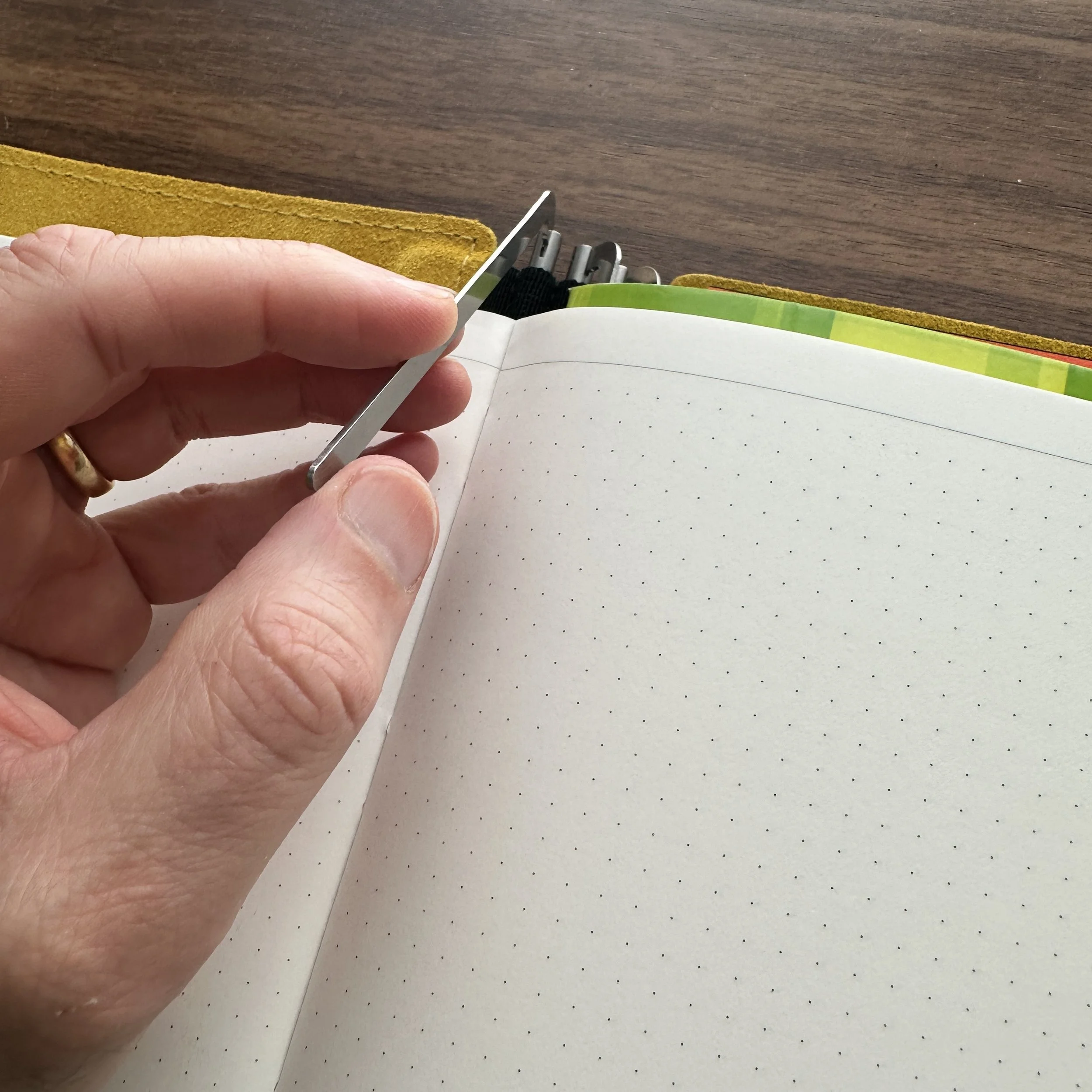 Roterfaden Taschenbegleiter SO_20 A5 Notebook Clip In action