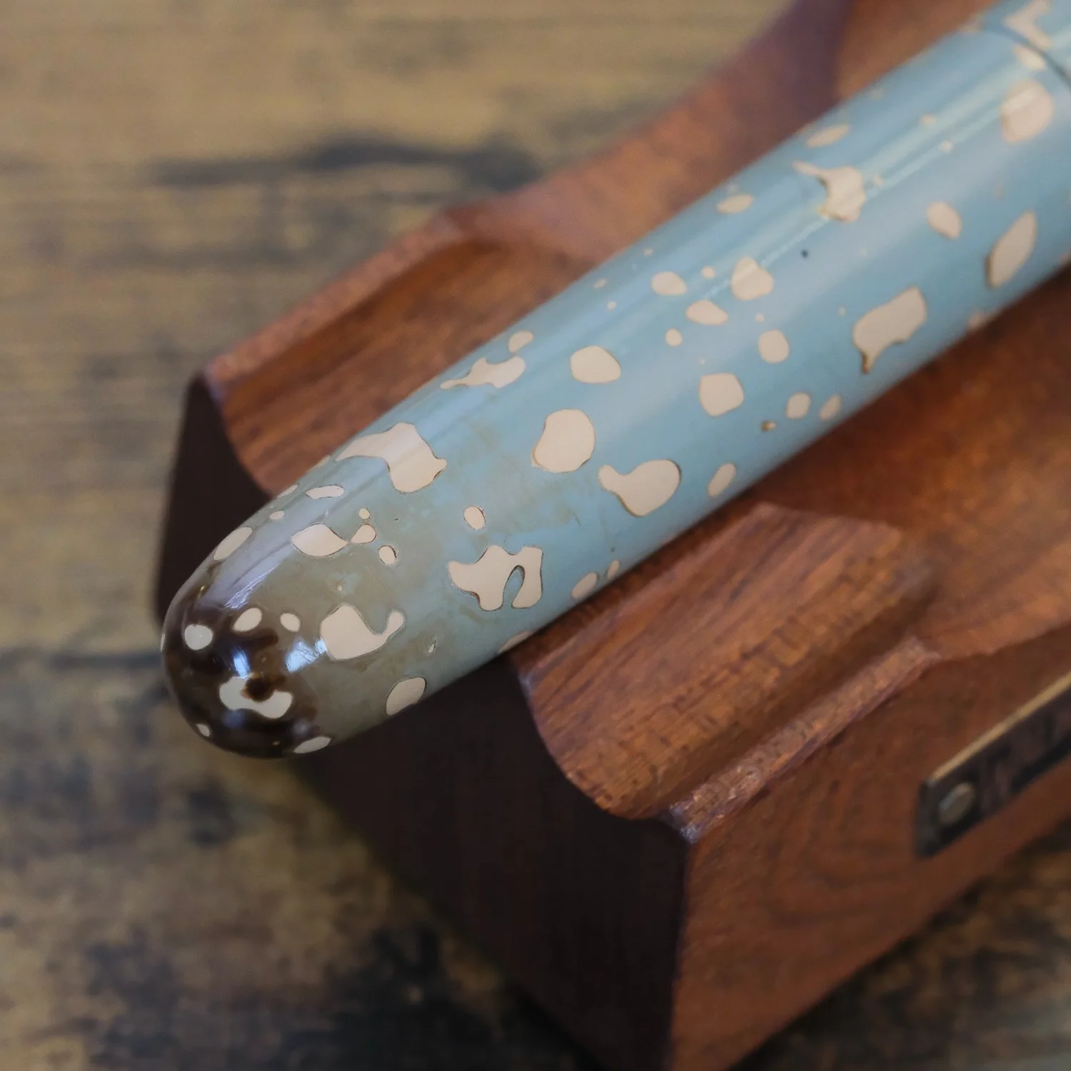 Close-up of my seY Pen Tsugaru-Nuri fountain pen, showing blue lacquer with beige dots