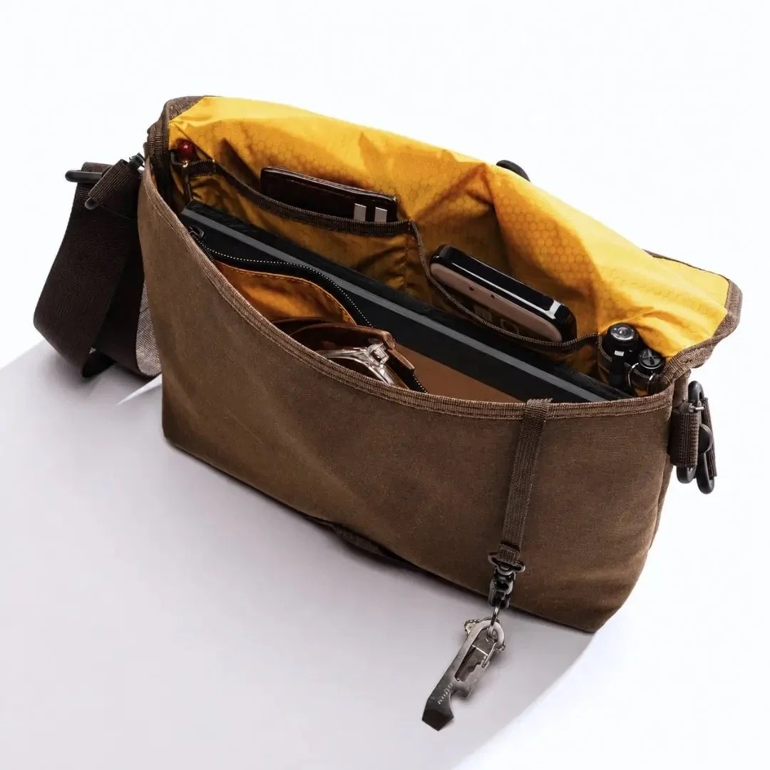 Lochby Field Sling Plus with notebook computer