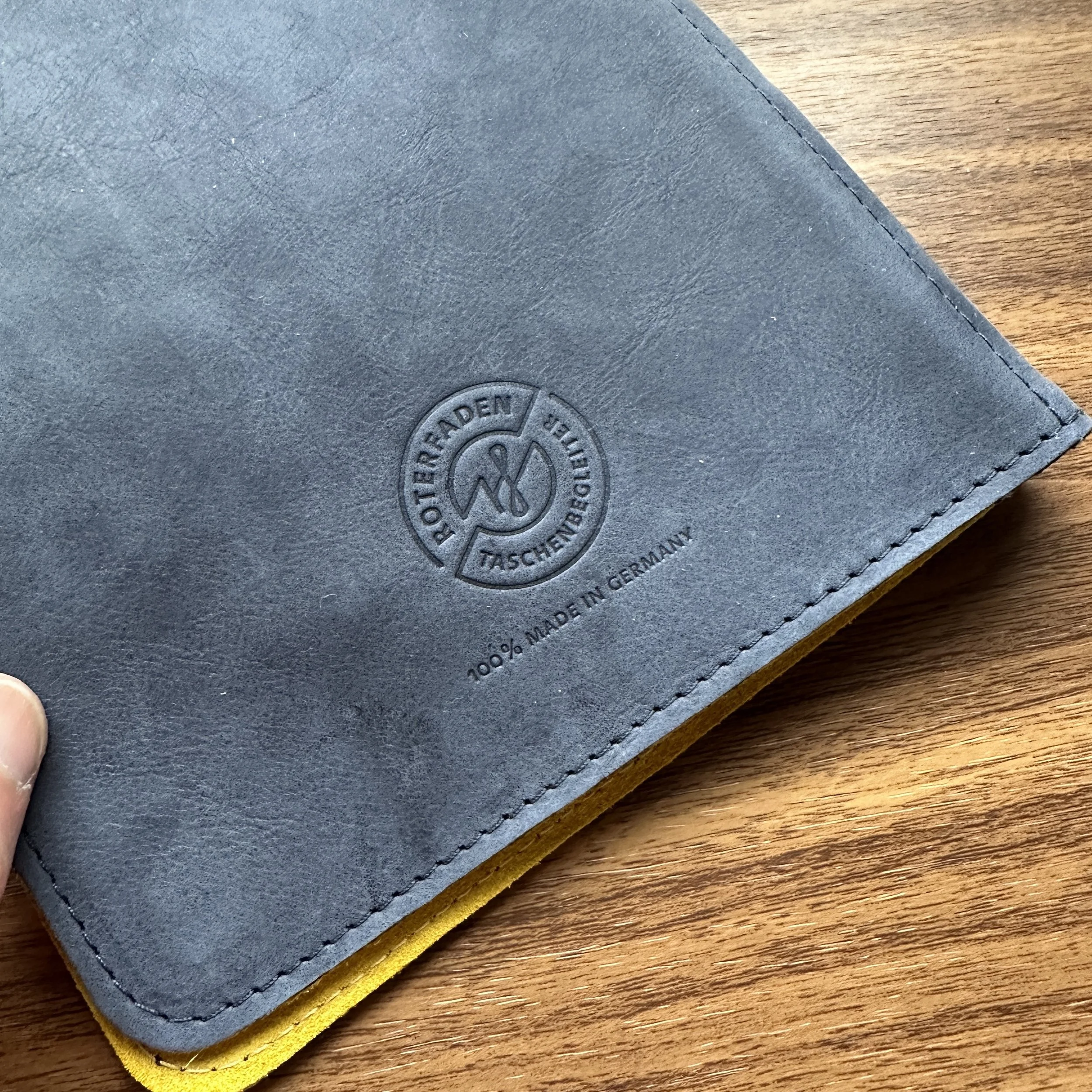 Roterfaden Taschenbegleiter in Smoke Blue Leather