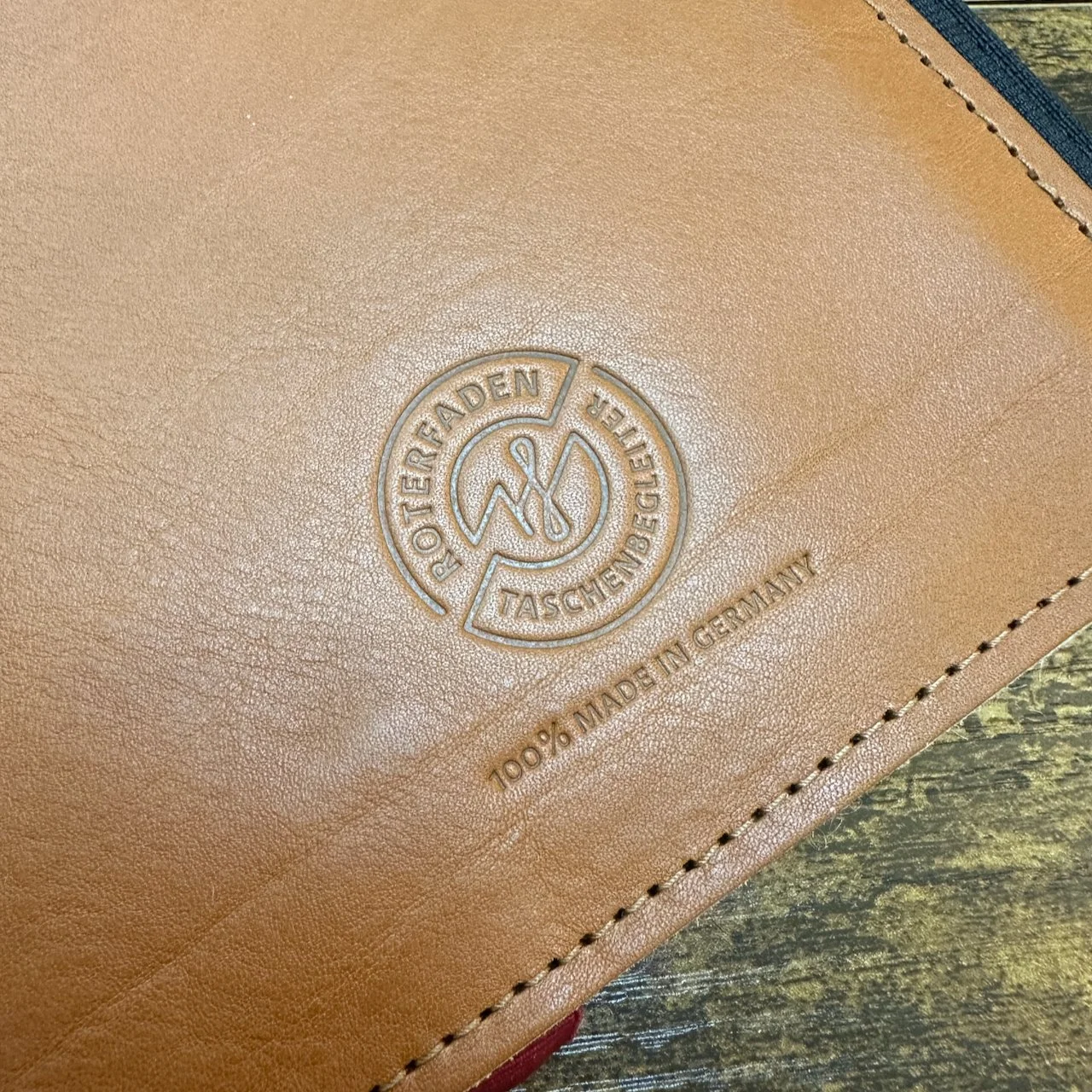 Roterfaden Taschenbegleiter Ltd_036 Cognac Cover embossed