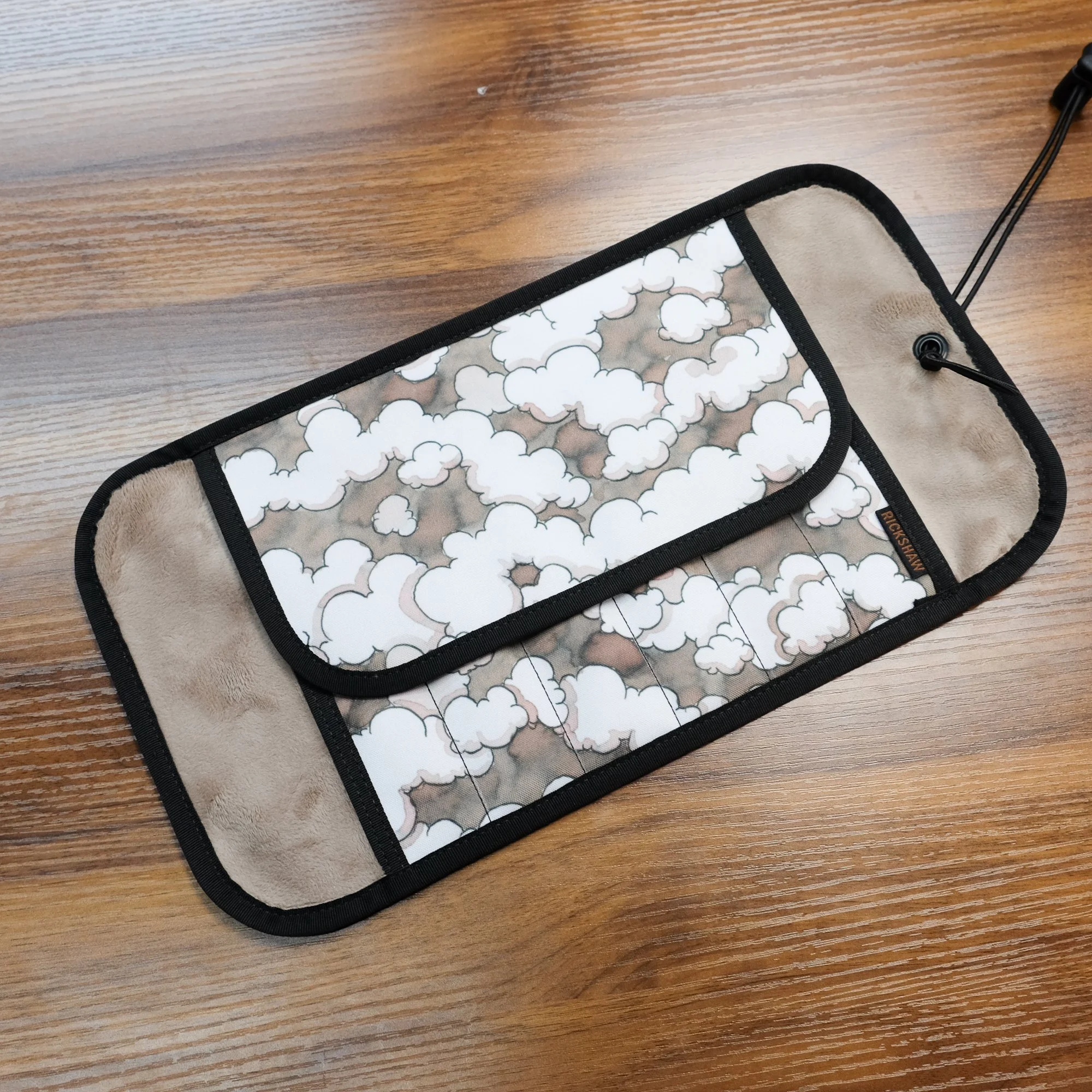 Rickshaw 6-Pen Deluxe Coozy Roll (Brown Clouds Open)