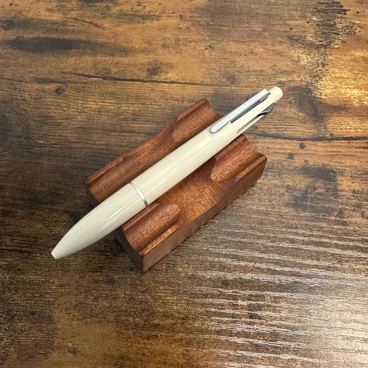 Uni Jetstream Light Touch 4+1 Gloss Beige