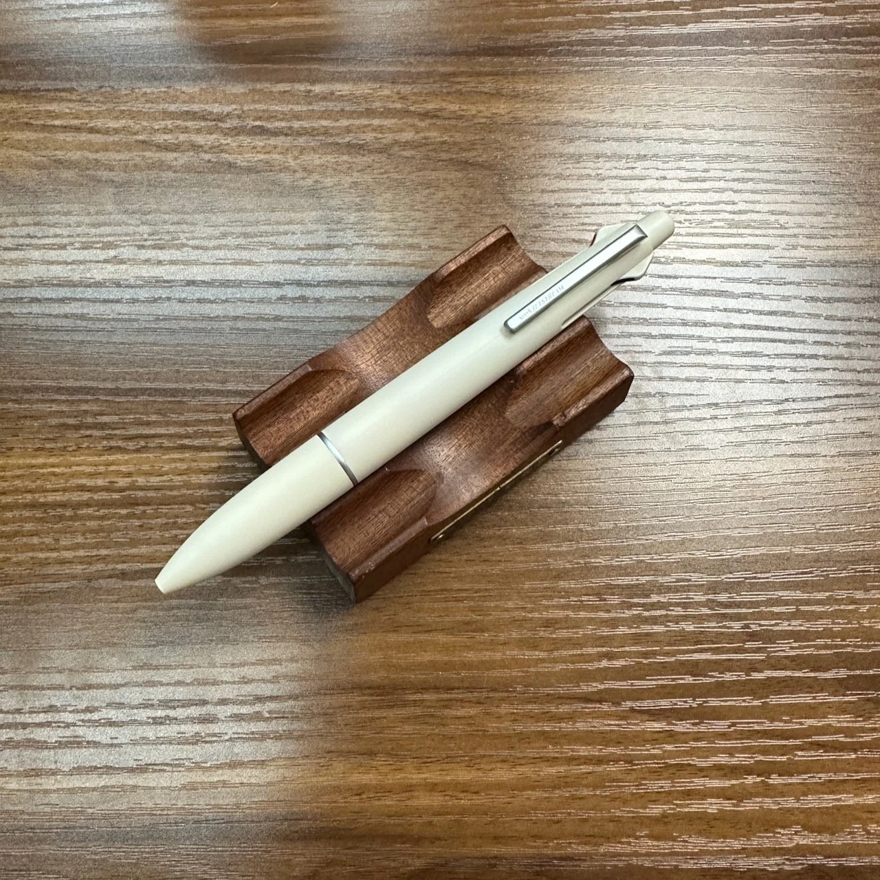 Uni Jetstream 4+1 Mellow White