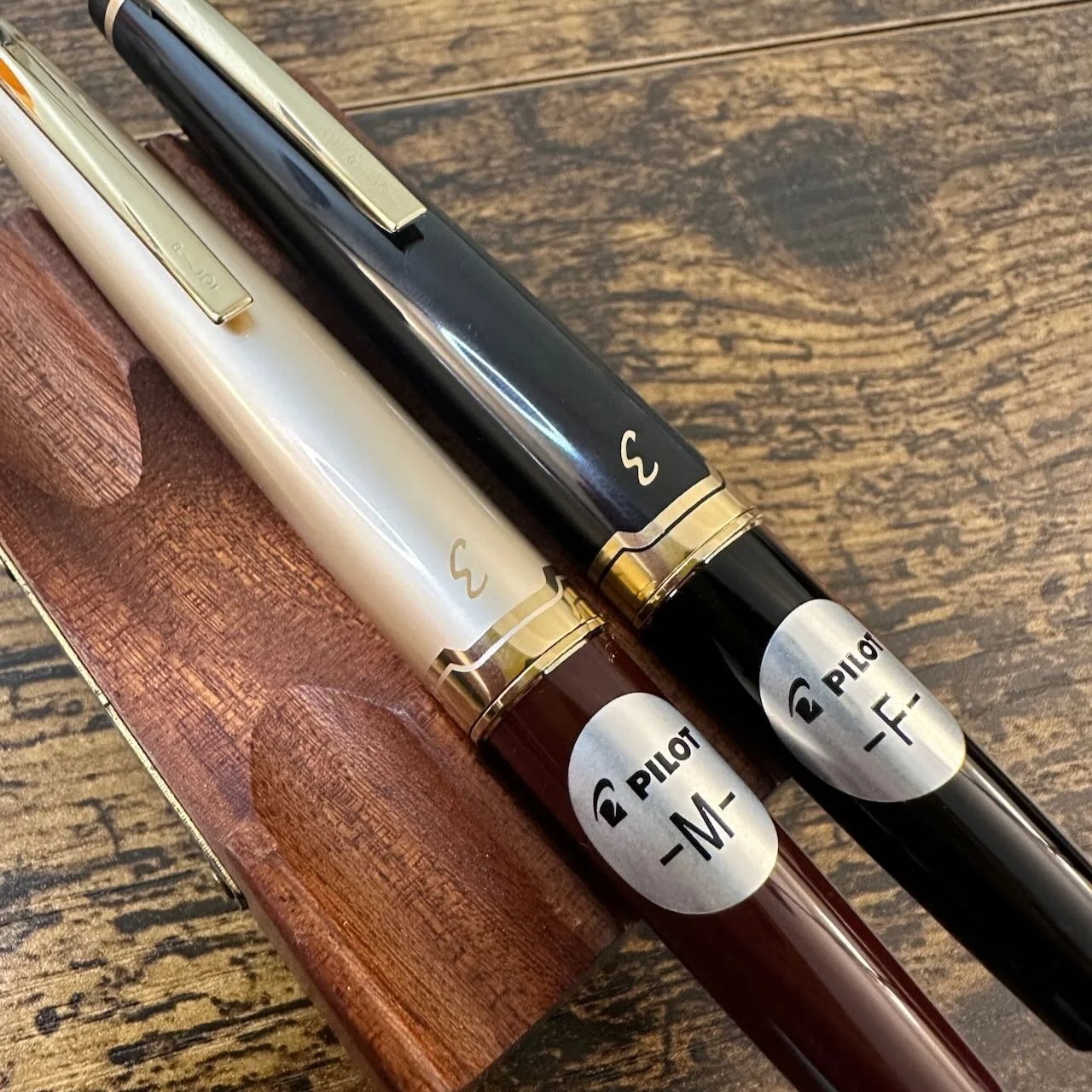 Pilot E95s Burgundy Logo Close-Up
