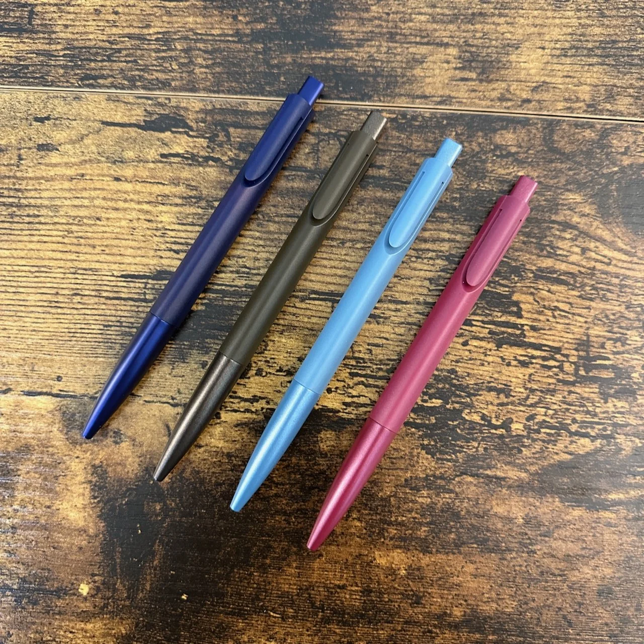 Lamy Noto Penna A Sfera Borgogna - Punta Media, Inchiostro Nero, Design Ergonomico
