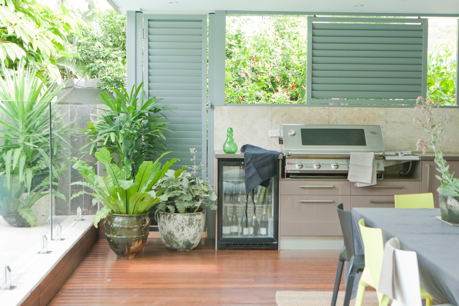 this brilliant green cluster with decorative, aged pots looks fantastic in this indoor outdoor space at our Balgowlah project. We've used uplifting shades of green for the foliage, in different textures and complimentary heights.