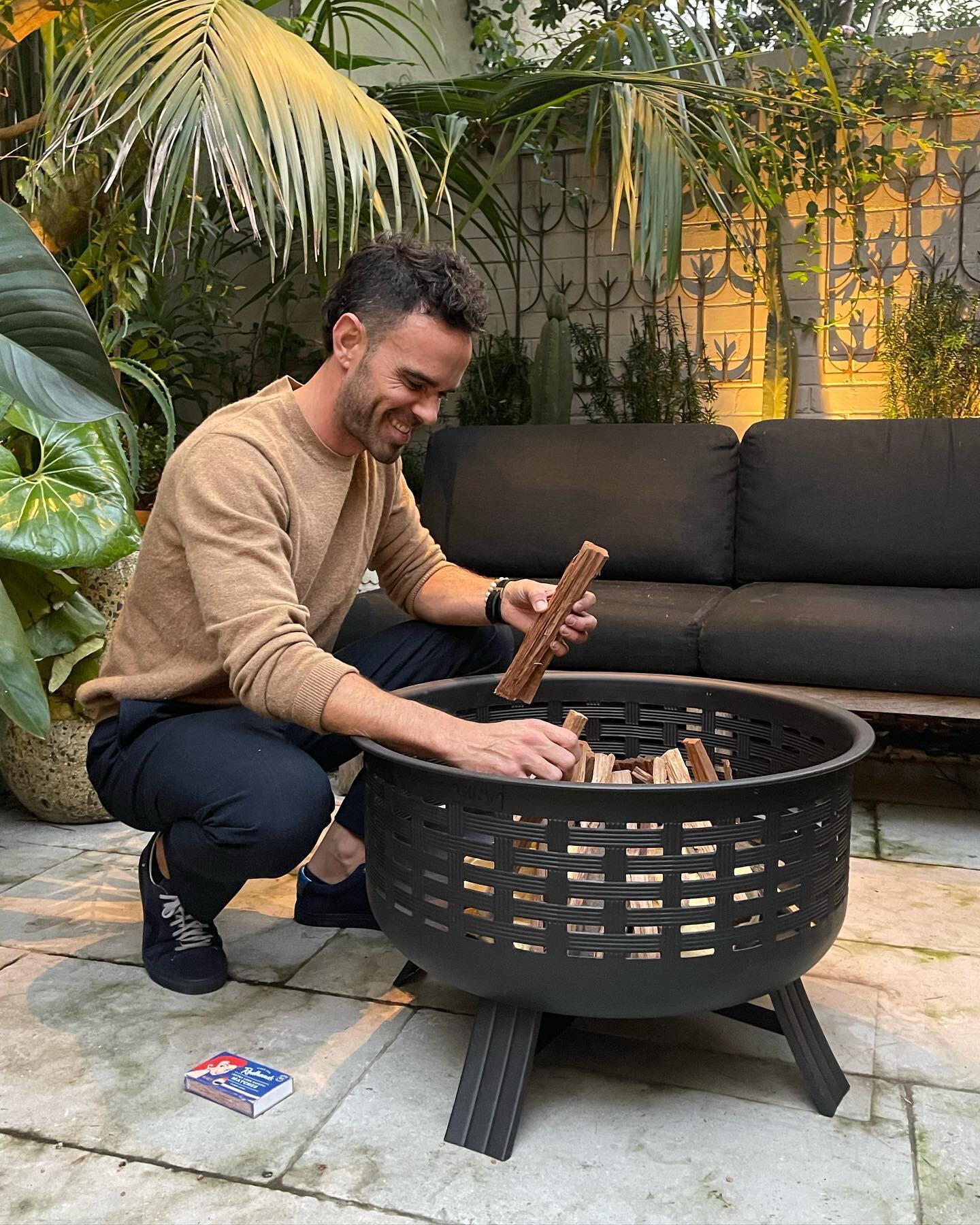 I love this time of year, when its starts to cools off a little bit and we get a chance to slow down and rekindle the spark. The Glow Fire Pit is such a wonderful addition to any sized garden, to extend the usability and enjoyment of the outdoors. It