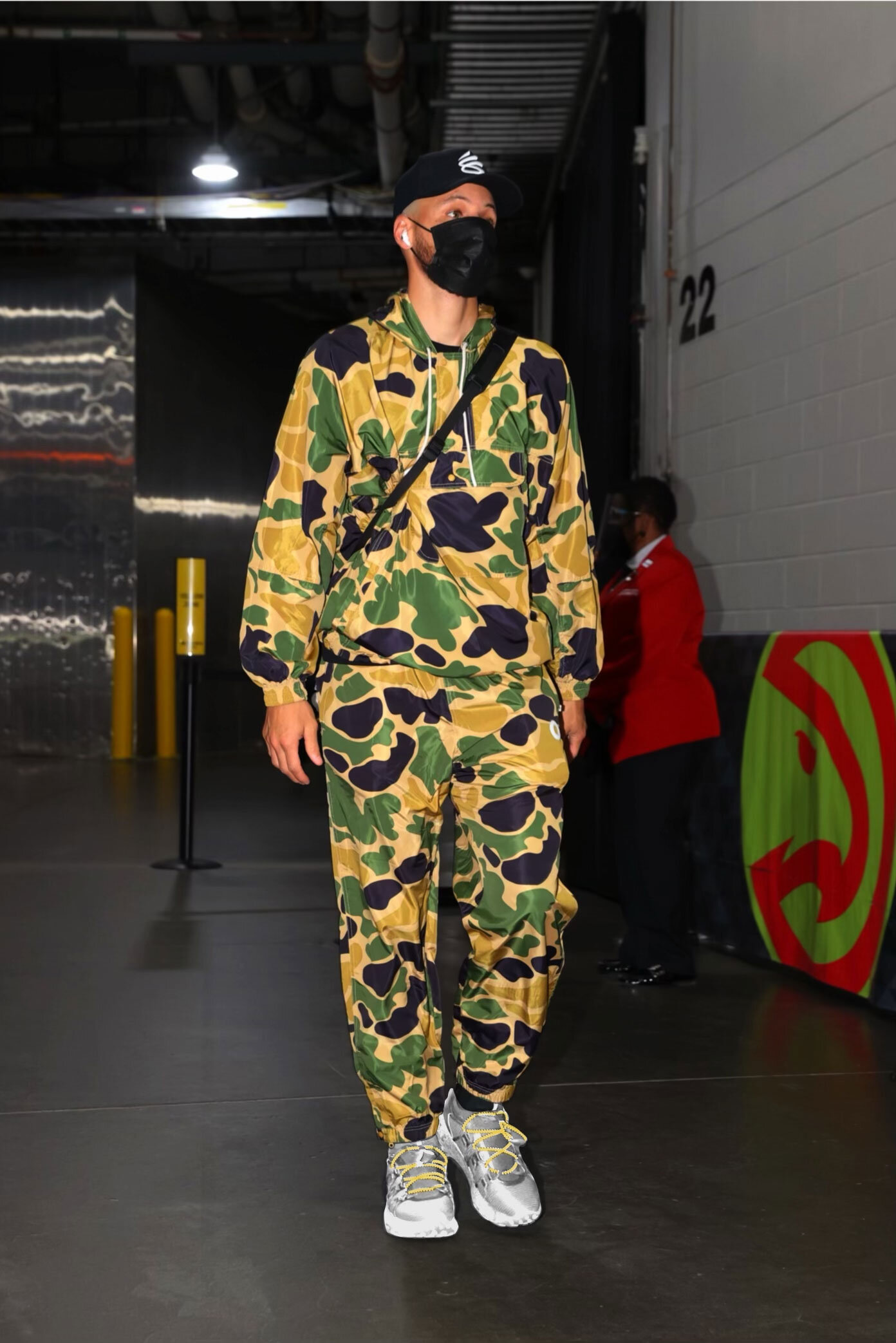 Stephen Curry Spotted in The Varsity Hoodie – TROPHY HUNTING®