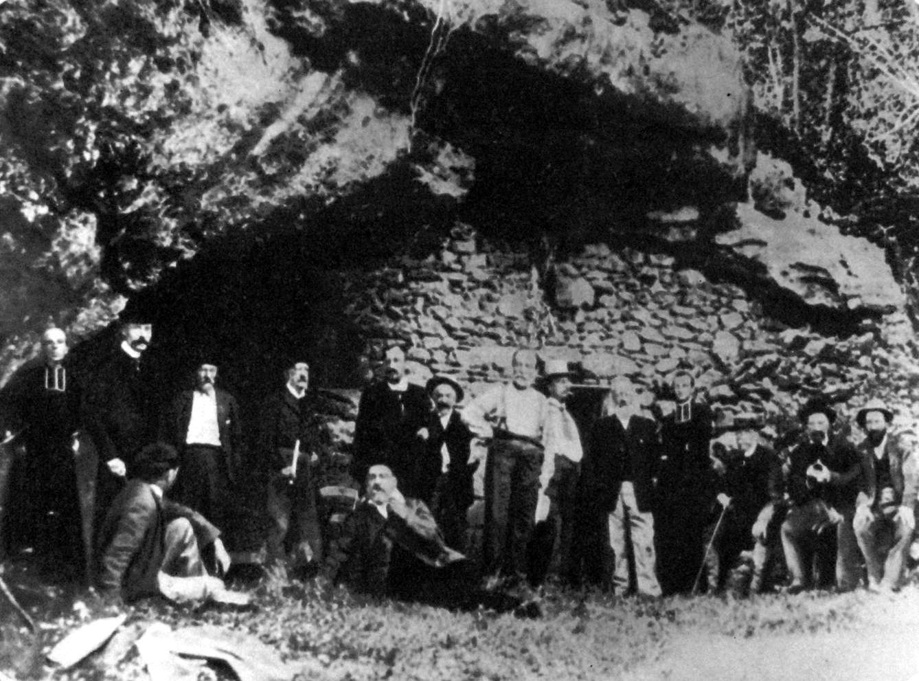 Meeting of the Association Francaise pour l'avancement des Sciences in front of La Grotte de la Mouthe 14th of August 1902