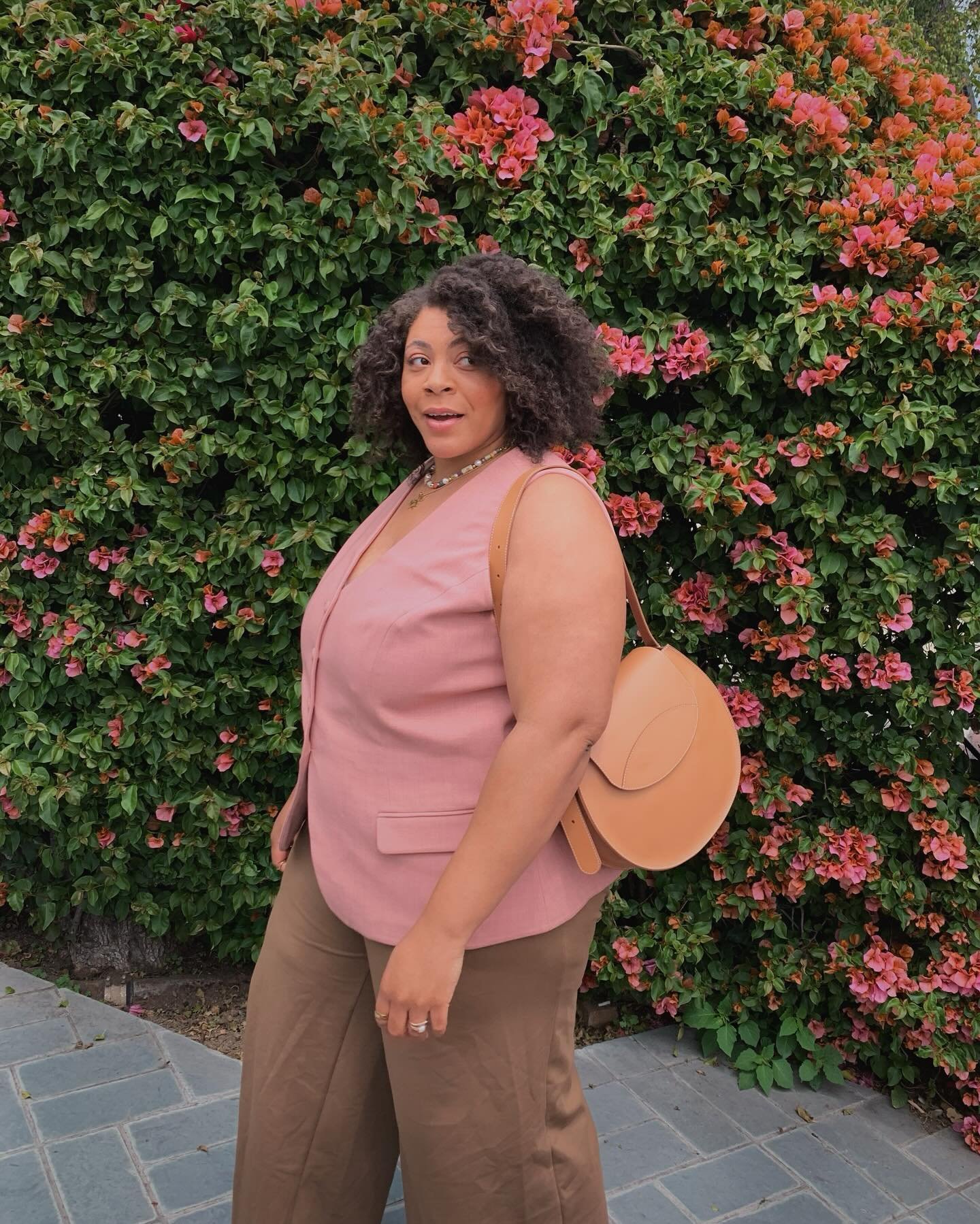 It&rsquo;s never a dull moment when you have your favorite bag on hand and the perfect backdrop for a cute photo&mdash; @arielleestoria perfectly showcasing her Velita Saddle bag in color Natural