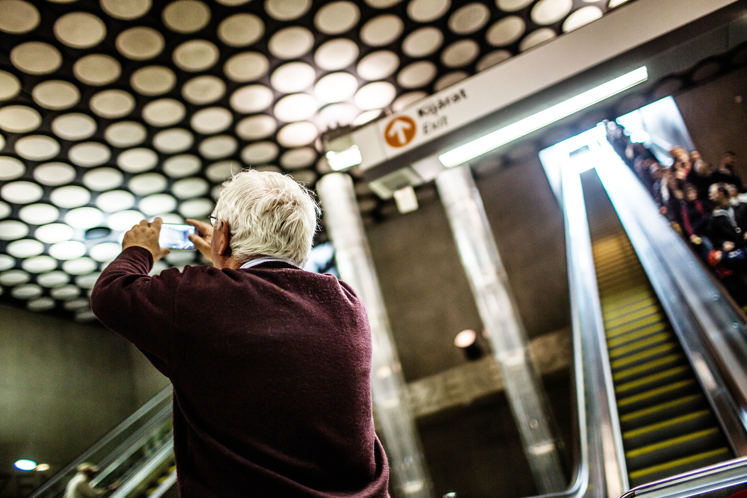  Általában két mozgólépcső vezet le a megállókba, és a legtöbb esetben már a mozgólépcső tetejéről látni a metrószerelvények érkezésének idejét jelző órát. 