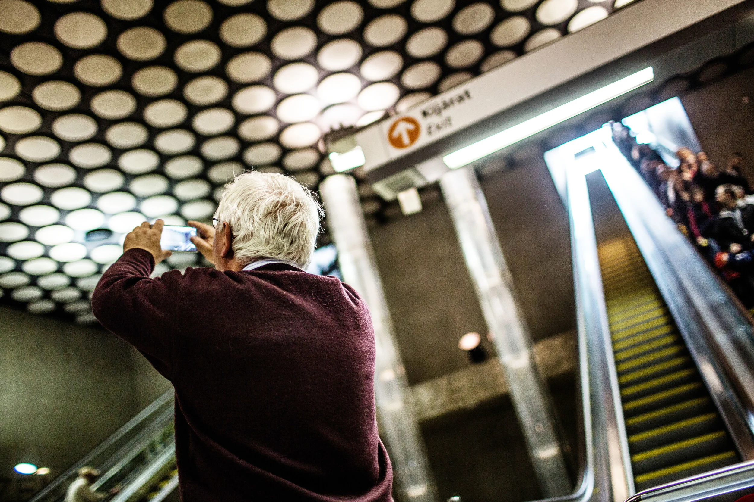 Általában két mozgólépcső vezet le a megállókba, és a legtöbb esetben már a mozgólépcső tetejéről látni a metrószerelvények érkezésének idejét jelző órát.