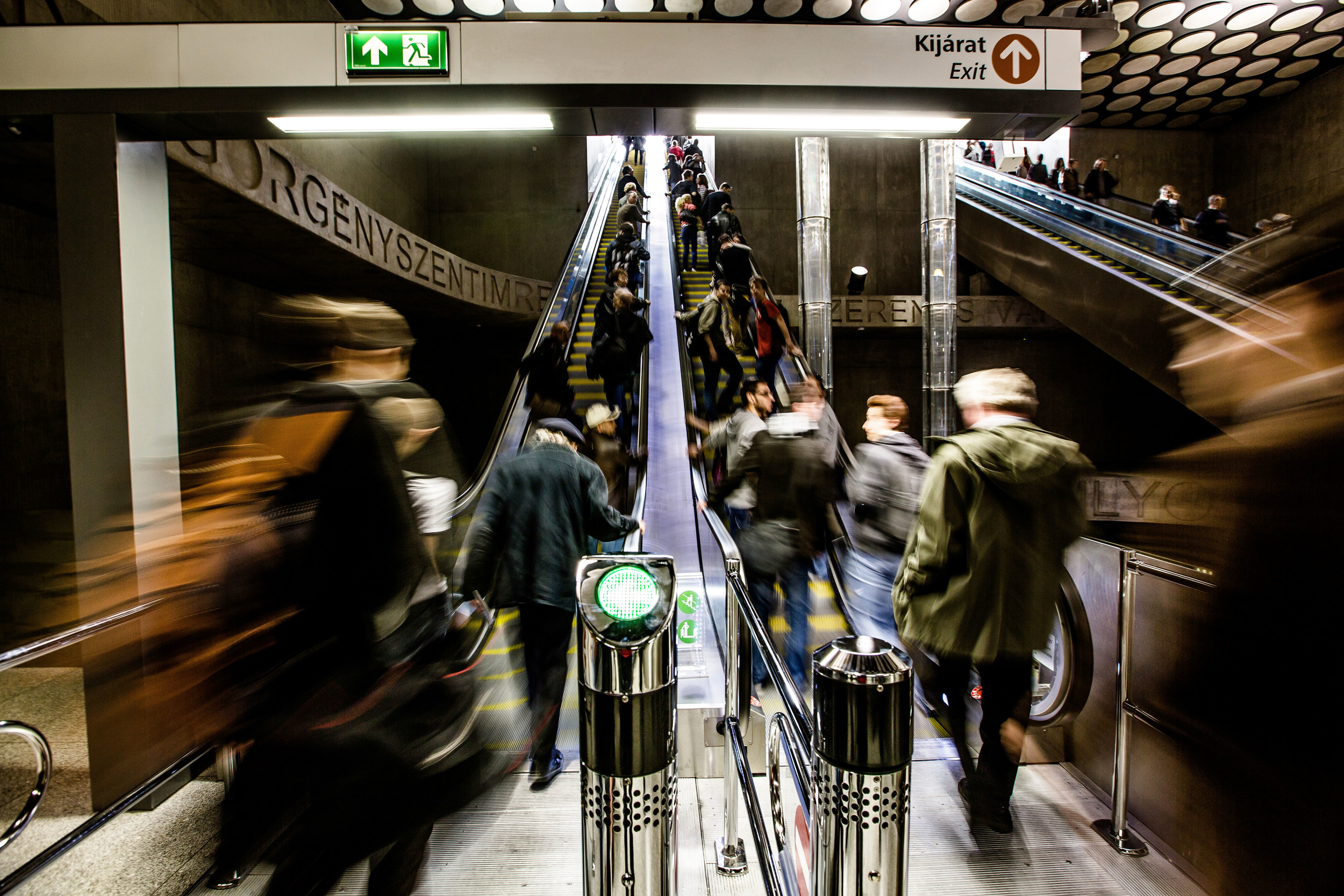  Pár órával a megnyitó és a kezdeti extázis után érezhetően csökkent a tumultus a metróban. 