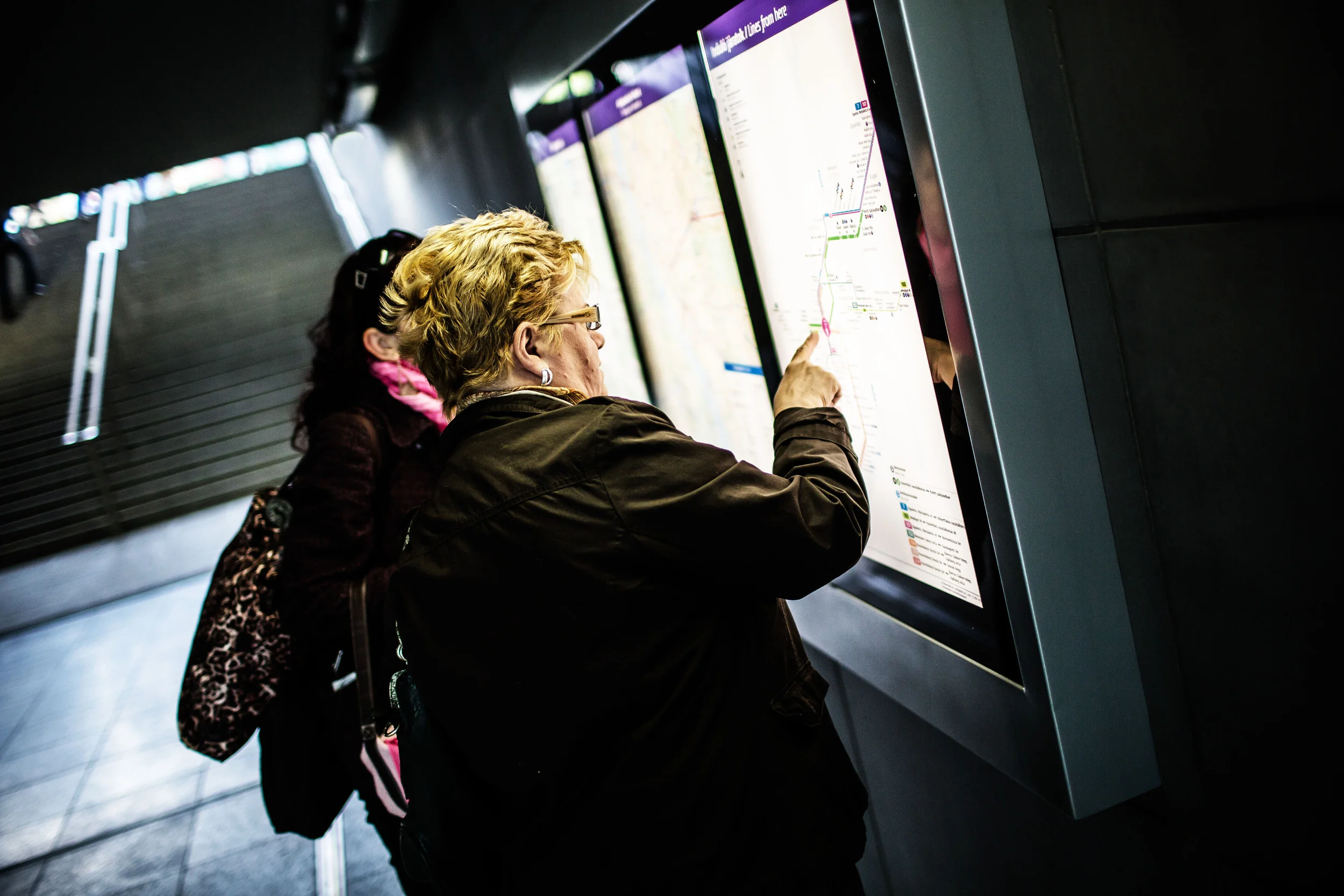 Egy nő azt mondta, ő Csepelről jött megnézni az új metrót. Évente csak egyszer fog vele utazni, mert nem esik neki útba, de pont volt szabadideje, ezért eljött.