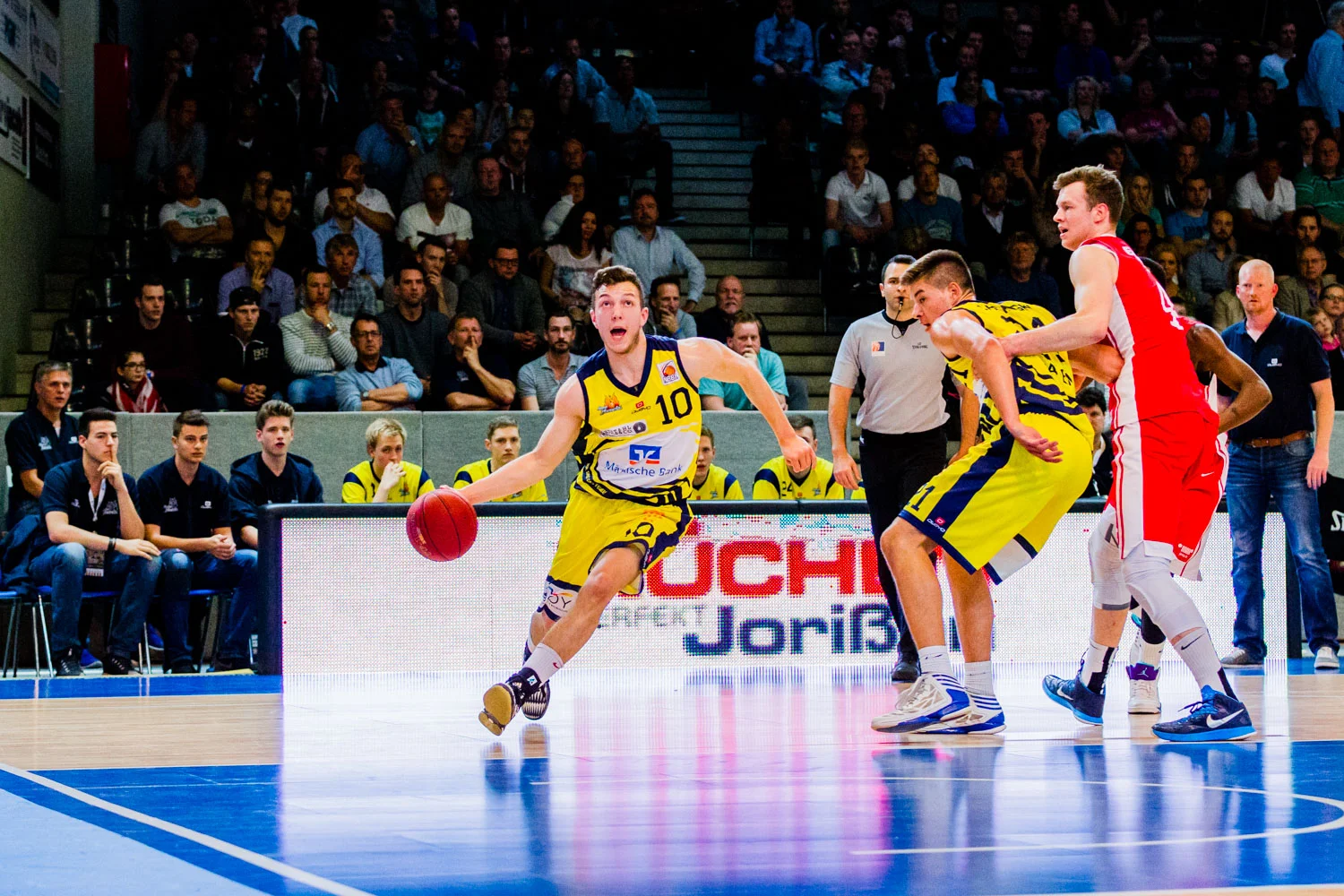 HAGEN, GERMANY - Mai 16, 2015: während des Nachwuchs Basketball Bundesliga (NBBL) Halbfinal-Spiels zwischen Phoenix Hagen Juniors (U19) und Eintracht Frankfurt / FRAPORT SKYLINERS (U19) in der ENERVIE Arena in Hagen, Deutschland.