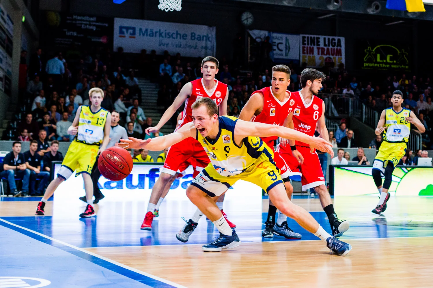 HAGEN, GERMANY - Mai 16, 2015: während des Nachwuchs Basketball Bundesliga (NBBL) Halbfinal-Spiels zwischen Phoenix Hagen Juniors (U19) und Eintracht Frankfurt / FRAPORT SKYLINERS (U19) in der ENERVIE Arena in Hagen, Deutschland.