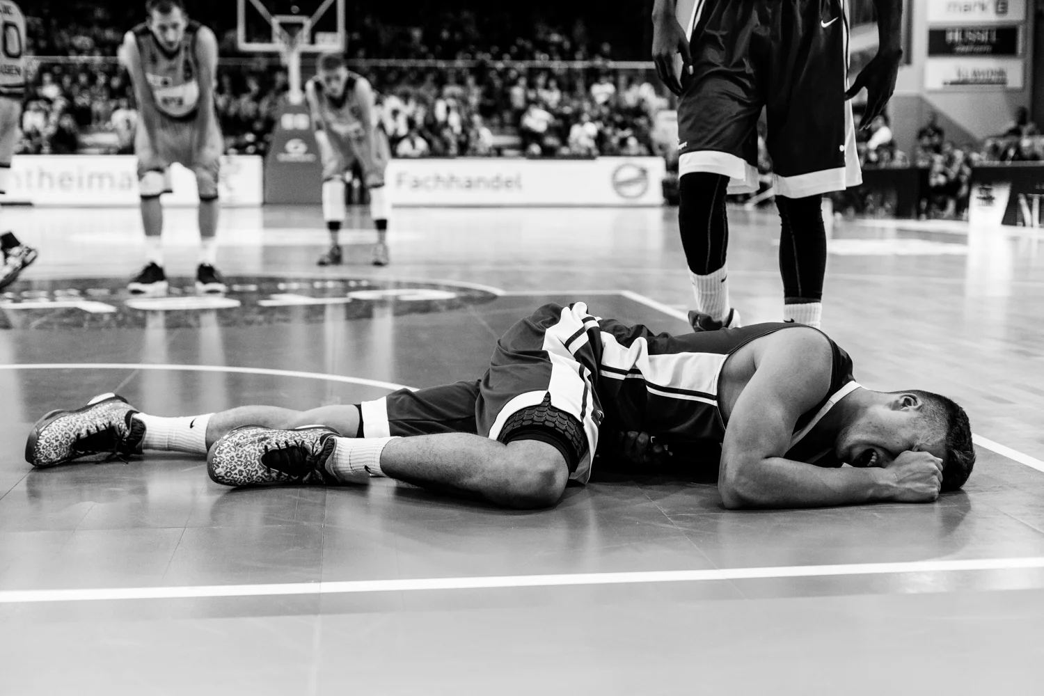 HAGEN, GERMANY - Mai 16, 2015: während des Nachwuchs Basketball Bundesliga (NBBL) Halbfinal-Spiels zwischen Phoenix Hagen Juniors (U19) und Eintracht Frankfurt / FRAPORT SKYLINERS (U19) in der ENERVIE Arena in Hagen, Deutschland.